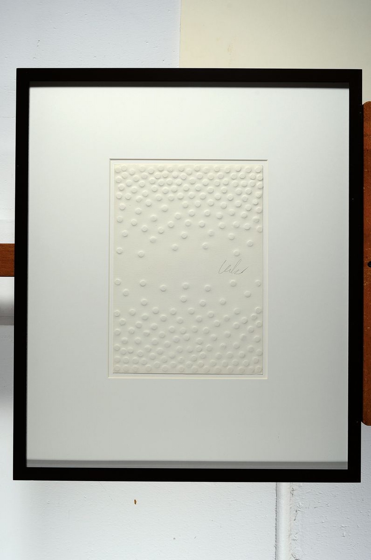 Detail k: Günther Uecker, geb. 1930, Prägedruck auf dickem Karton, "Nagelreihen" von 2007, num. 46/200, handsigniert, Werksverzeichnis: L7505, ...