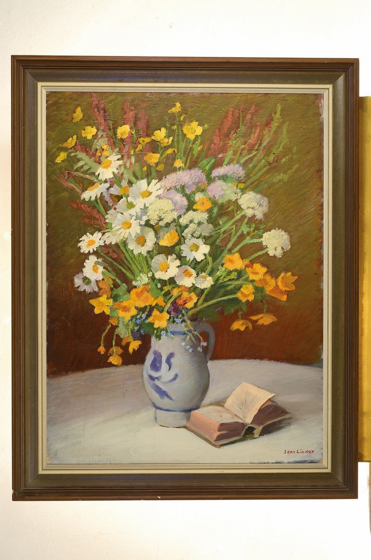 Detail k: Sepp Linder, 1901-1988, Stillleben mit Blumenstrauß und aufgeschlagenem Buch, Öl/Malkarton, rechts unten signiert, ca. 80x60cm, R. ca. 91x71cm