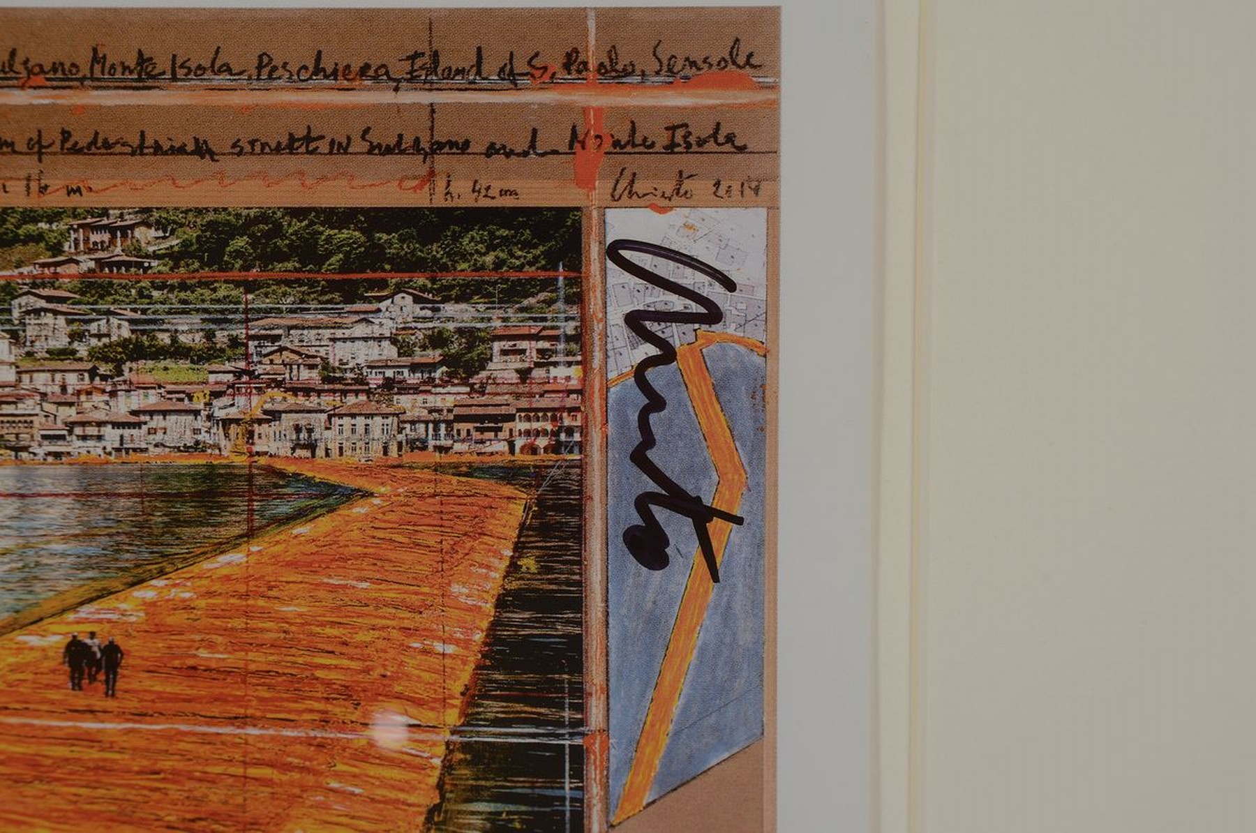 Detail a: Christo, 1935-2020, zweiteiliges Lot: a. handsigniertes Multiple vom Projekt "The Floating Piers", unter Glas, Rahmen b. riesiges original ...