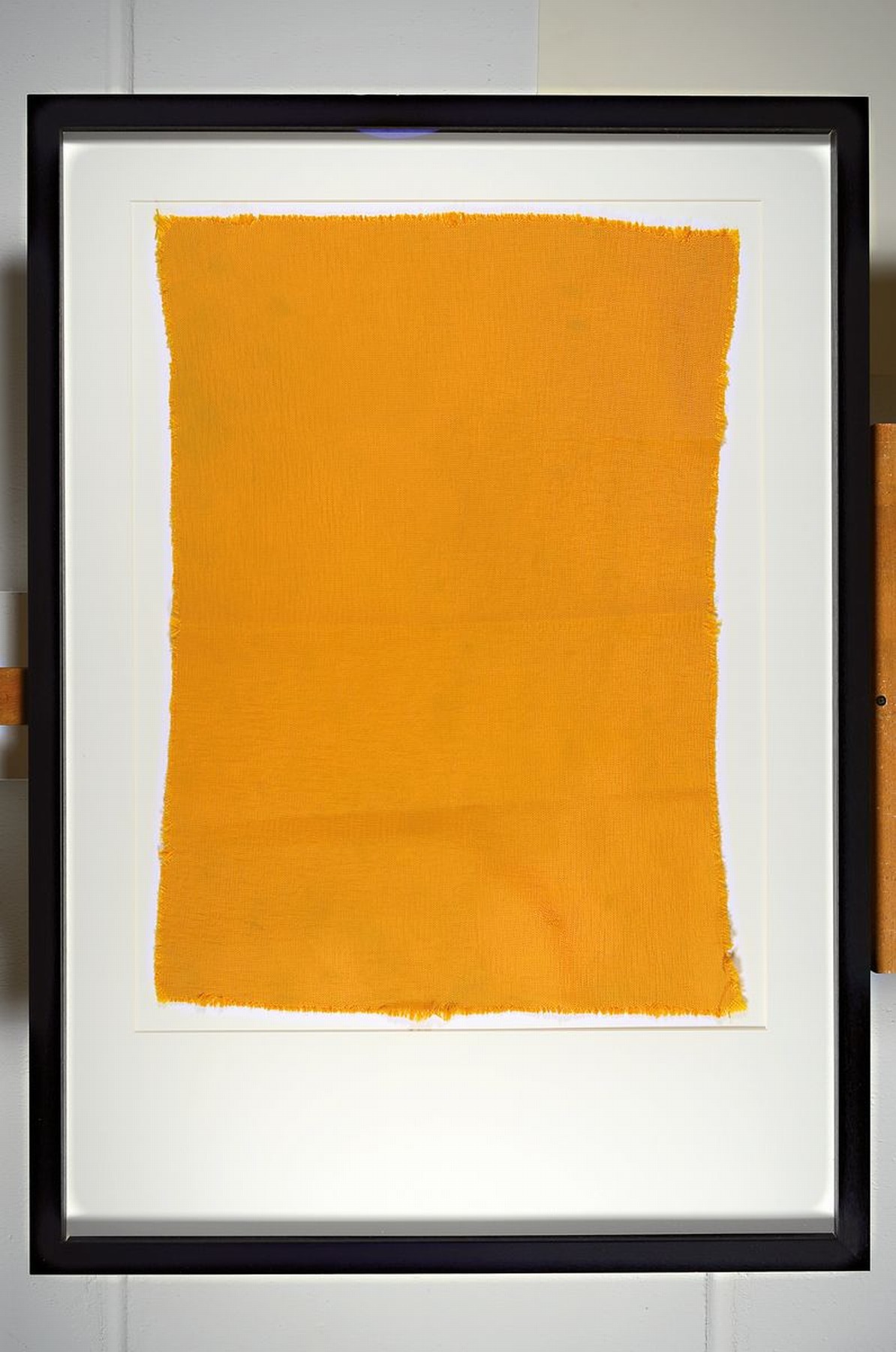 Detail k: Christo, 1935-2020, zweiteiliges Lot: a. handsigniertes Multiple vom Projekt "The Floating Piers", unter Glas, Rahmen b. riesiges original ...