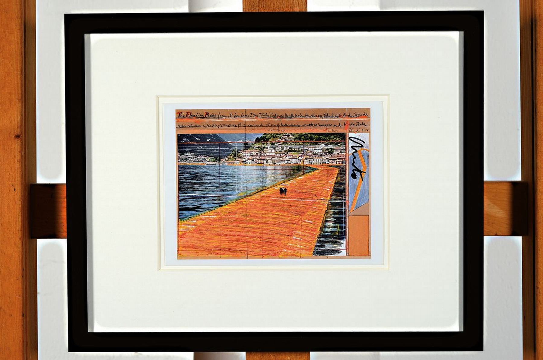 Detail n: Christo, 1935-2020, zweiteiliges Lot: a. handsigniertes Multiple vom Projekt "The Floating Piers", unter Glas, Rahmen b. riesiges original ...