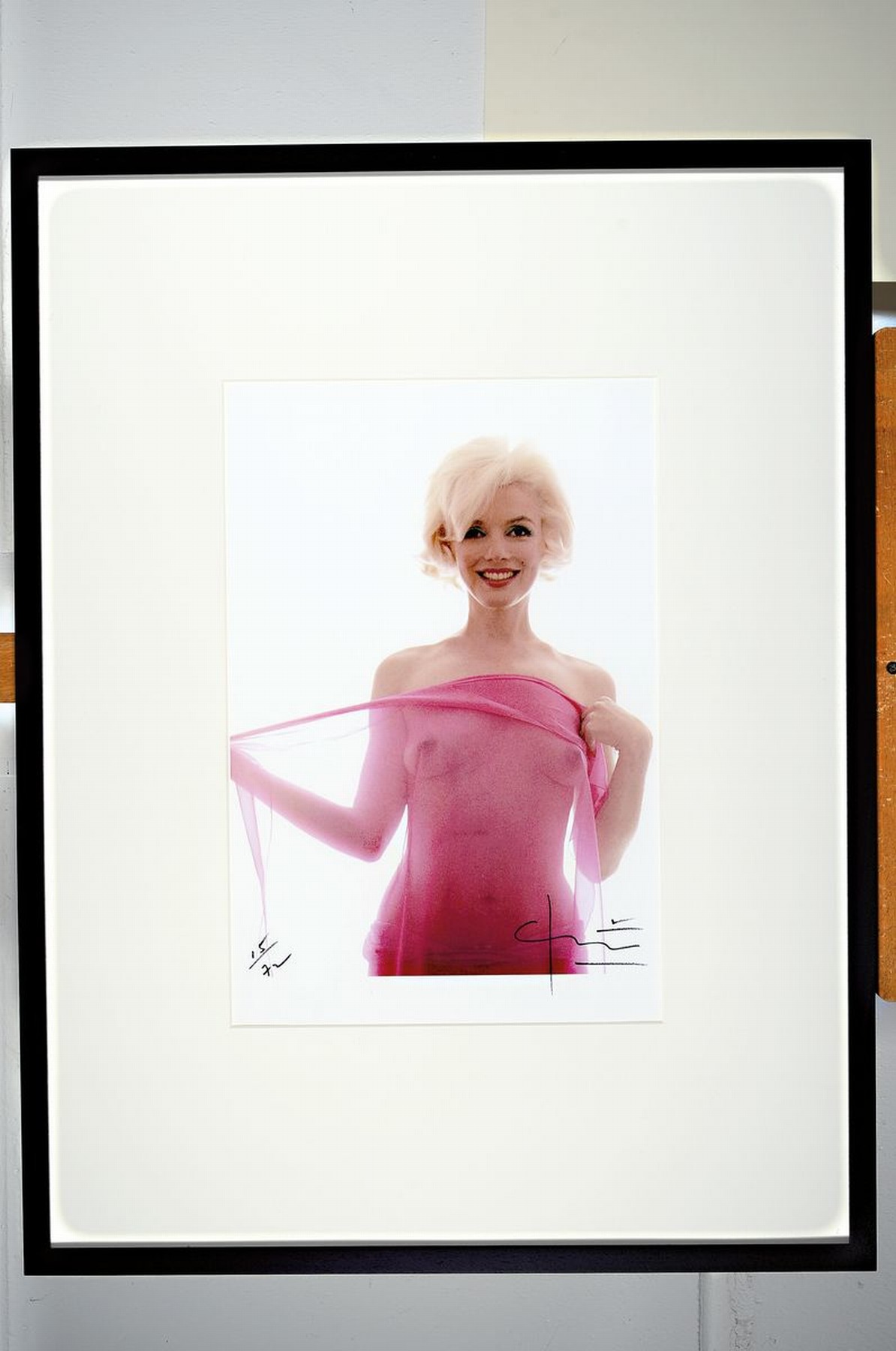 Detail k: Bert Stern 1929 - 2013, "Marylin", Fotografie auf dickem Papier, Blattgr. 48 x 33 cm, Rahmengr. 83 x 63 cm, vom Künstler handsigniert und ...