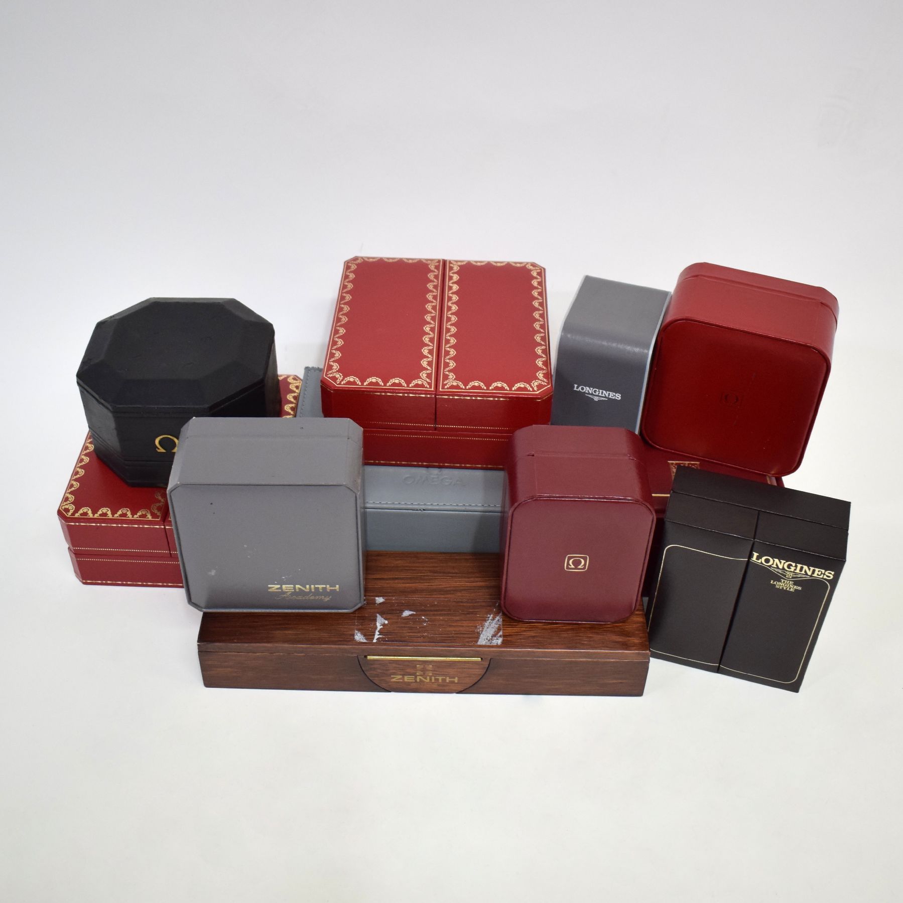 Detail a: Konvolut: 11 Uhren-Etuis, davon 4x Omega, 2x Longines, 3x Zenith, 2x Cartier, Schweiz um 1990, 5 mit Umkartons, 2 Halterungen fehlend, teils besch., ...
