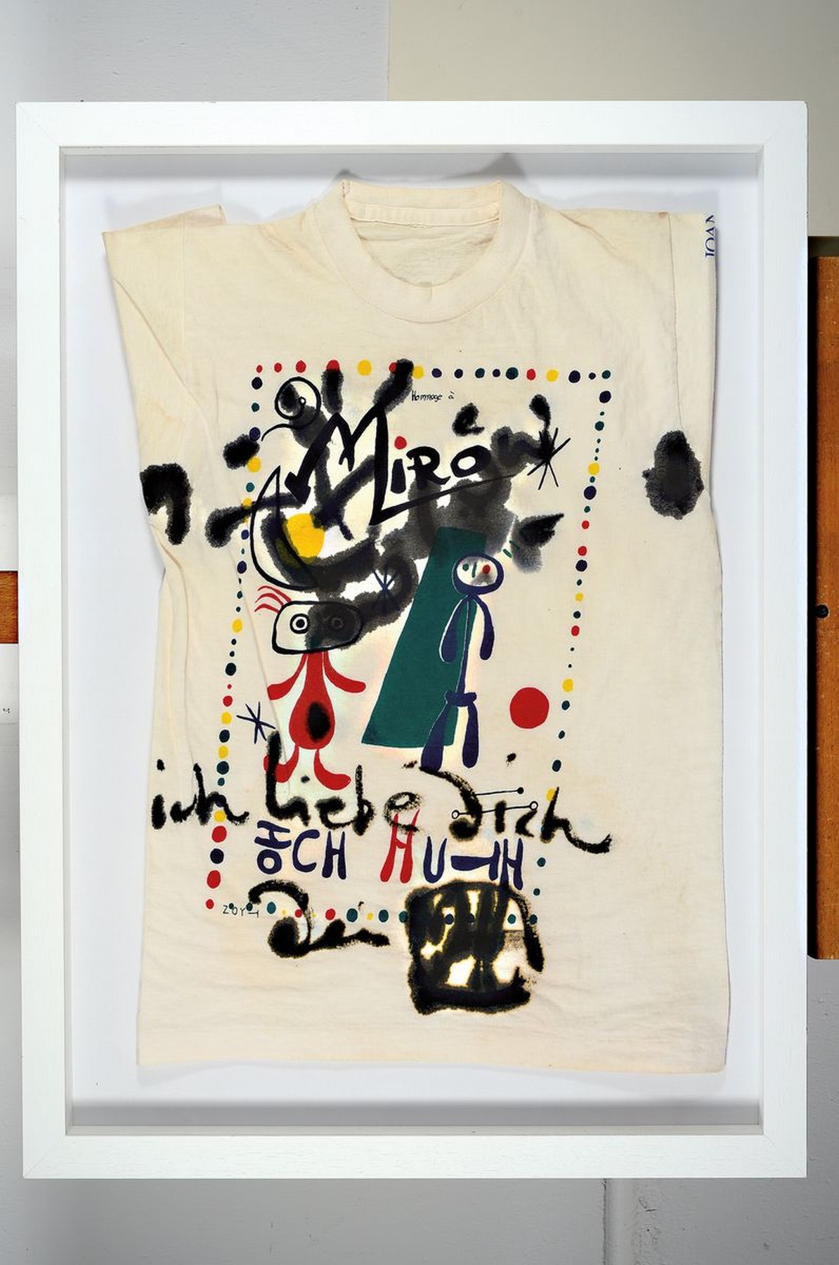 Detail k: Horst Janssen, 1929 - 1995, mit schwarzer Farbe übermaltes Miró-T-shirt, Unikat, monogrammiert, im edlen Objektrahmen, 1980er Jahre, Provenienz St. ...