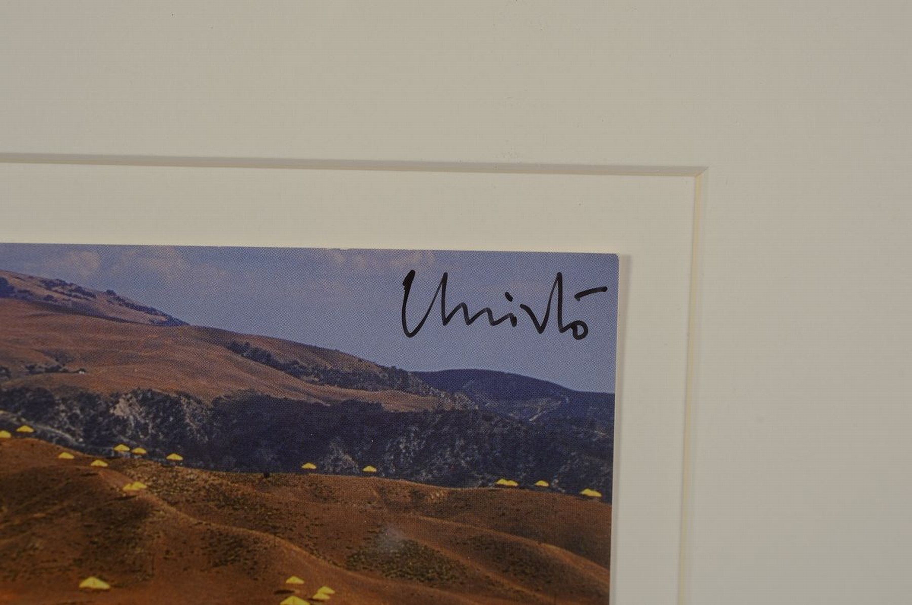 Detail a: Christo, 1935 - 2020, Lot aus zwei Teilen: a. Multiple "Umbrellas" 1991, handsigniert, 26.5 x 32.5 cm gesamt b. kleines original ...