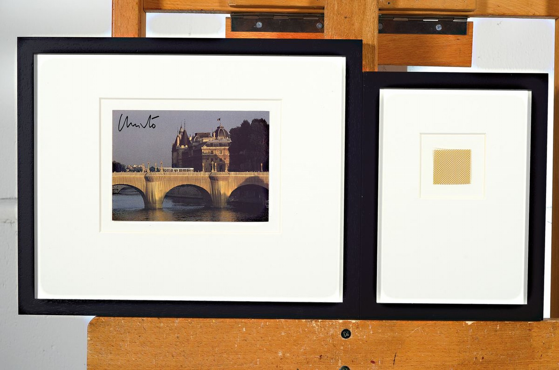 Detail k: Christo, 1935 - 2020, Lot aus zwei Teilen: a. Multiple "The Pont Neuf Wrapped", Rahmen: 26.5 x 32.5 cm gesamt b. kleines original ...