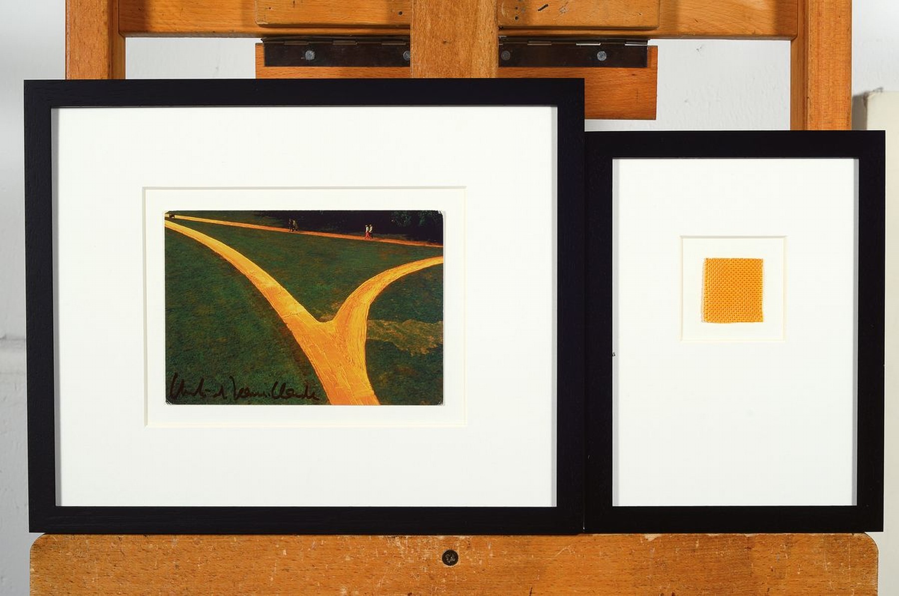 Detail k: Christo, 1935-2000, Lot aus zwei Teilen: a. Multiple "Walkways", handsigniert , Rahmen: 26.5 x 32.5 cm, b. original Stoffstück aus dem ...
