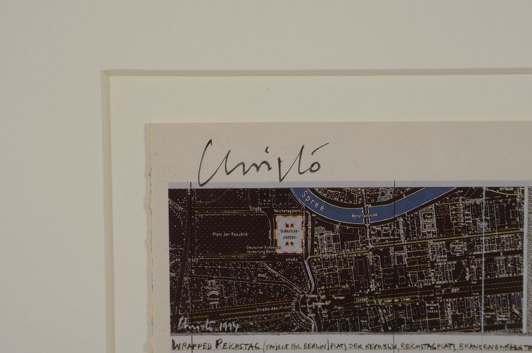 Detail a: Christo, 1935-2000, Lot aus zwei Teilen: a. Multiple "Reichstag", handsigniert , Rahmen: 32.5 x 26.5 cm, b. original Stoffstück aus dem ...