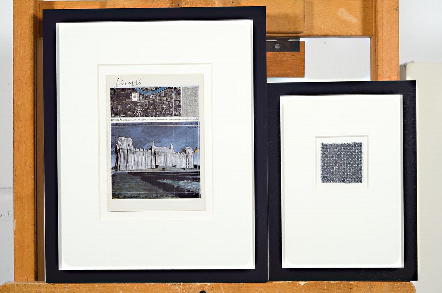Detail k: Christo, 1935-2000, Lot aus zwei Teilen: a. Multiple "Reichstag", handsigniert , Rahmen: 32.5 x 26.5 cm, b. original Stoffstück aus dem ...