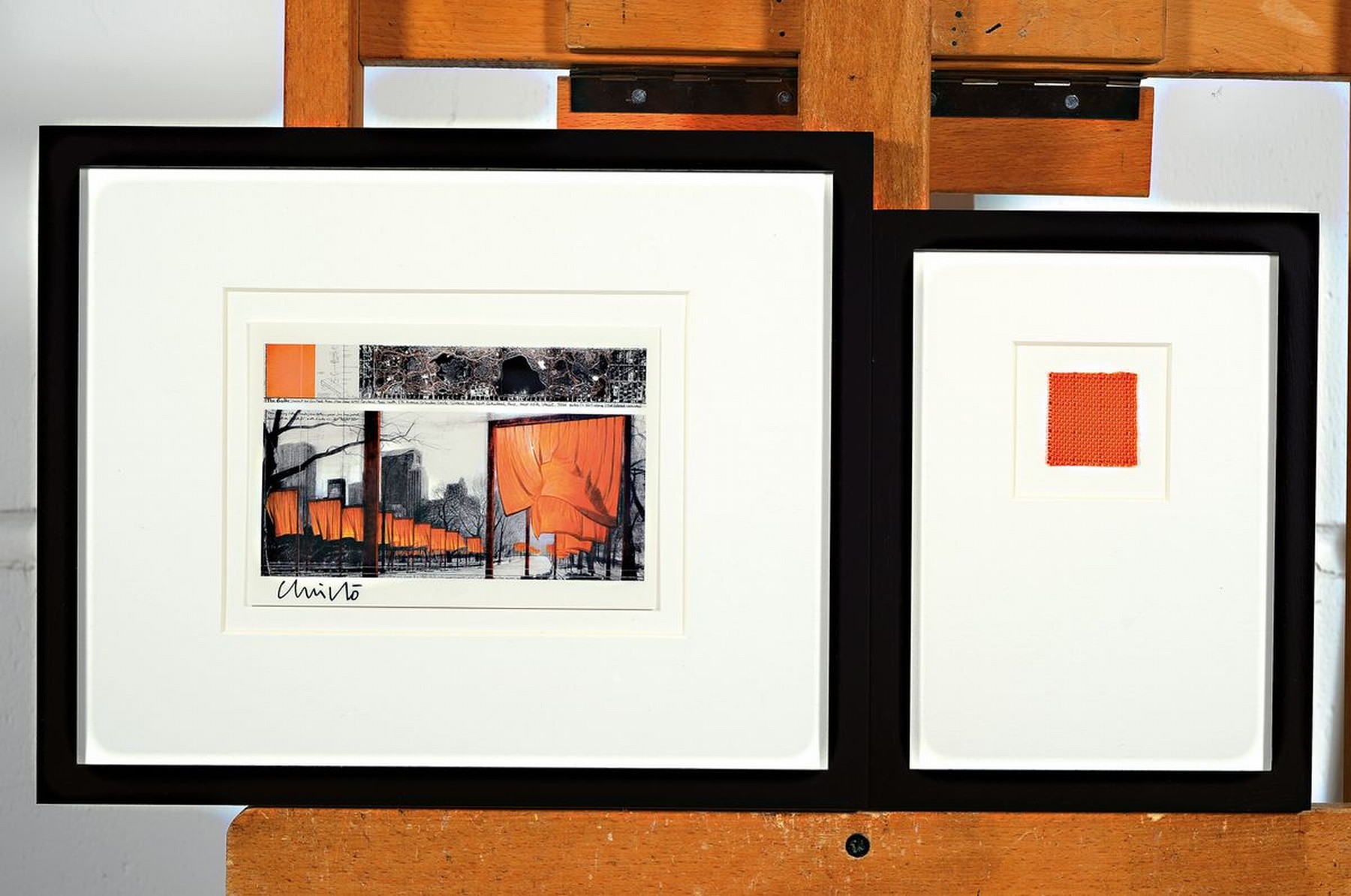 Detail k: Christo, 1935-2000, Lot aus zwei Teilen: a. Multiple "The Gates" handsigniert , Rahmen: 26.5 x 32.5 cm, b. original Stoffstück aus dem ...