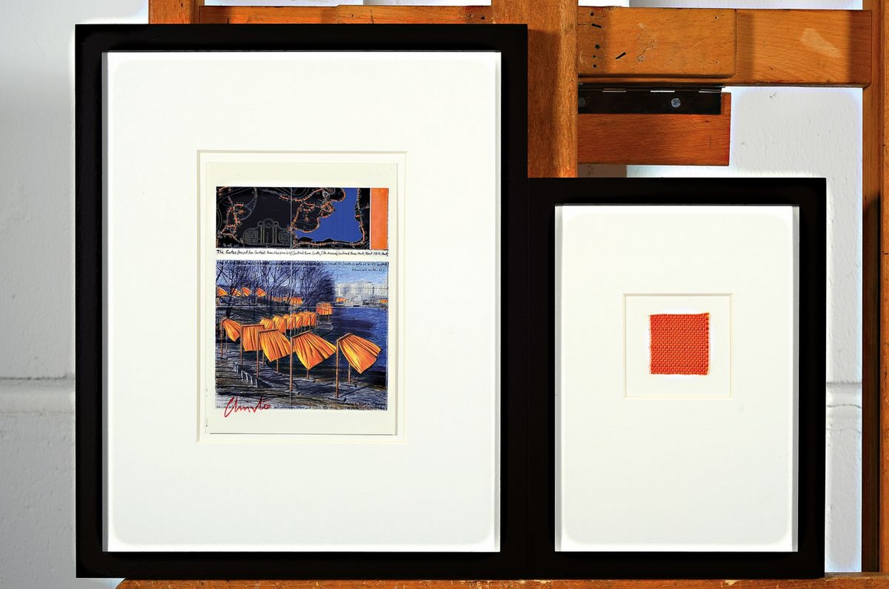 Detail k: Christo, 1935-2000, Lot aus zwei Teilen: a. Multiple "The Gates" handsigniert , Rahmen: 32.5 x 26.5 cm, b. original Stoffstück aus dem ...