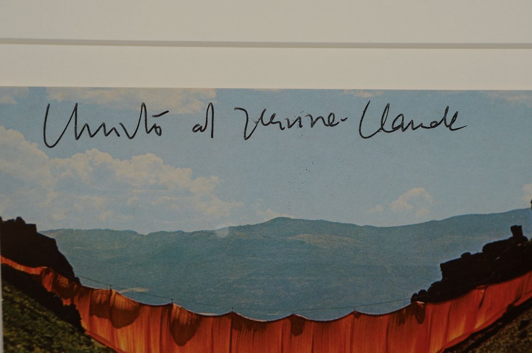 Detail a: Christo, 1935-2000, Lot aus zwei Teilen: a. Multiple "Valley Curtain", handsigniert , Rahmen: 26.5 x 32.5 cm, b. original Stoffstück aus ...