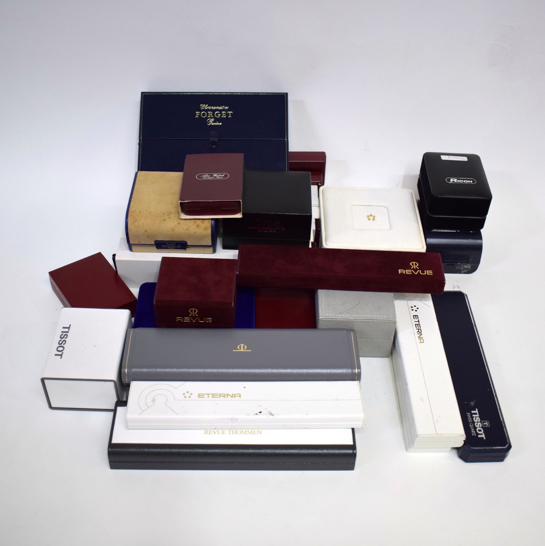 Detail a: Konvolut: 32 Armbanduhr Etuis, darunter Eterna, Oris, Revue Thommen, Tissot, Junghans, Baume & Mercier, Forget & Aero Watch, Schweiz um 1990, 2 ...