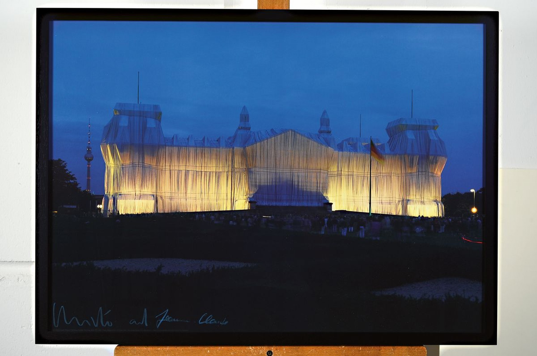 Detail k: Christo, 1935 - 2000, Offset auf festem Karton, handsigniert von Christo und Jean-Claude, "verhüllter Reichstag", 50 x 70 cm, unter Glas, ...