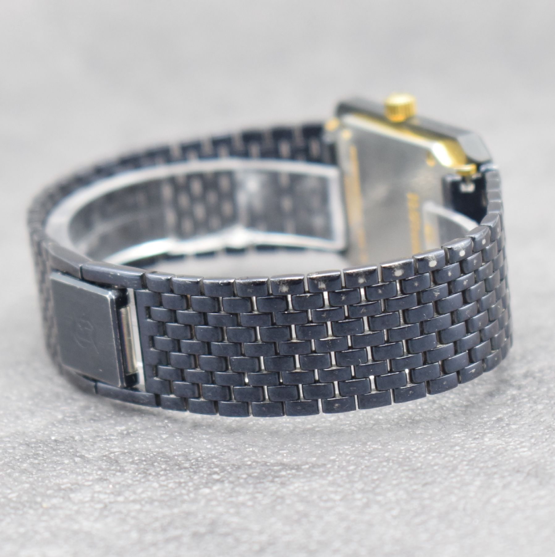 Detail d: H. STERN rechteckige Damenarmbanduhr, Schweiz um 2000, quarz, dunkelblau beschichtetes Geh. & Band, blaues Zifferbl. m. gold. Zeiger, Datum b. 6, M. ...
