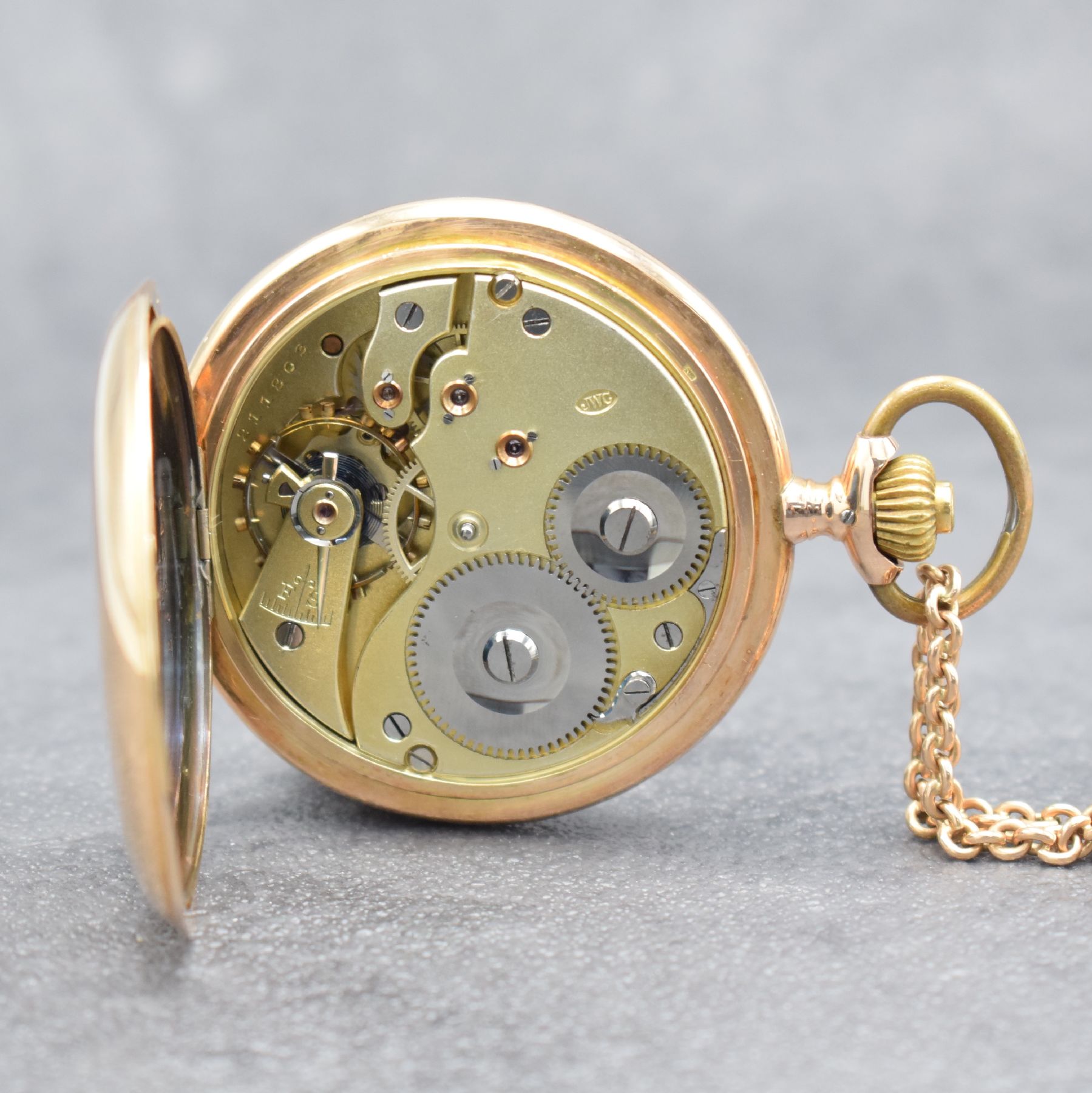 Detail e: IWC Savonette Herrentaschenuhr in RG 585/000 mit RG 585/000 Kette, Schweiz um 1900, guill. 2-Deckel Goldgeh. dell./ber, Sprungdeckel m. ...