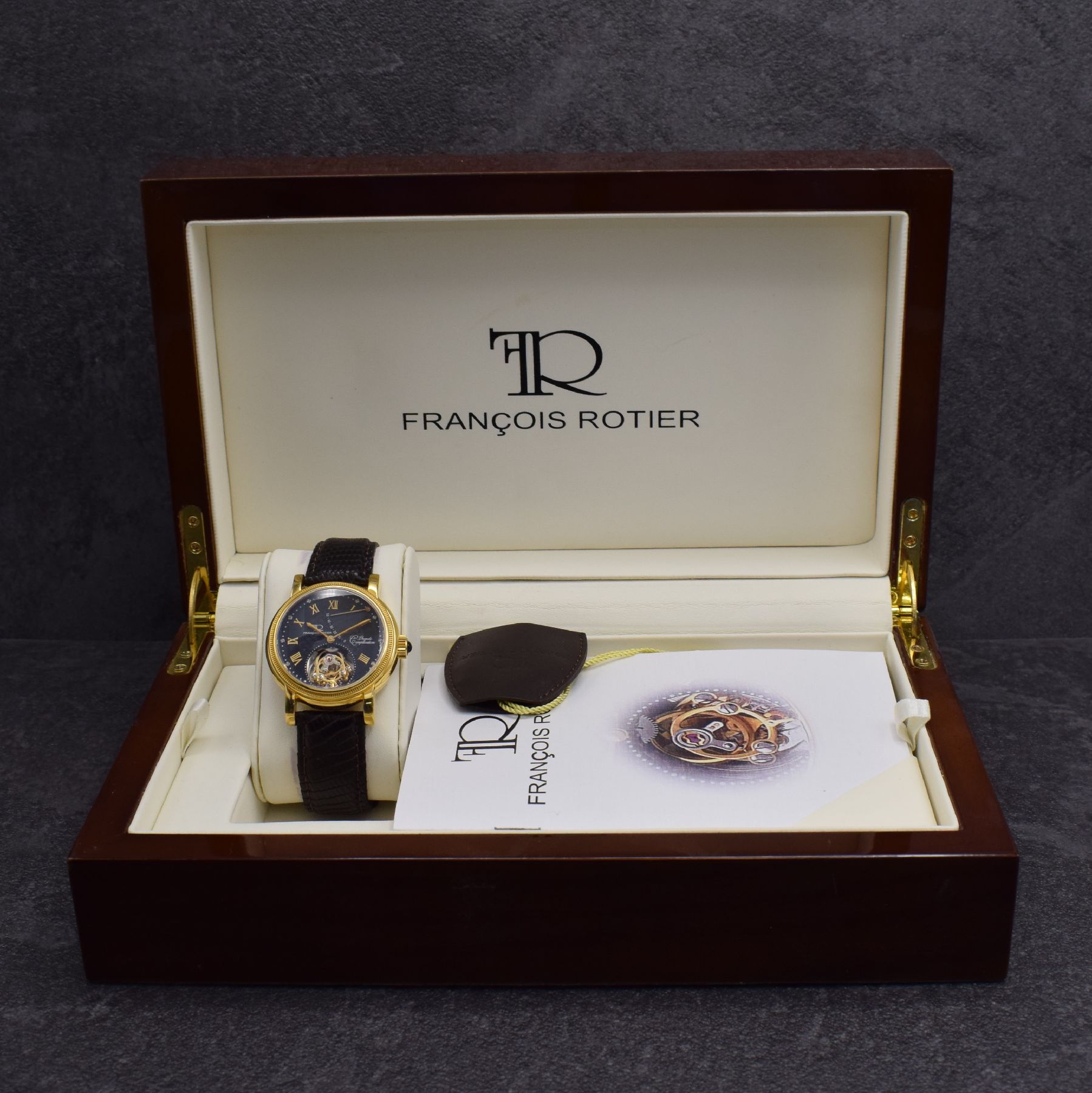 Detail e: FRANCOIS ROTIER Herrenarmbanduhr mit Tourbillon, um 2010, Handaufzug, verg., beids. vergl. Stahlgeh., Boden 4-fach verschr., schwarzes ...