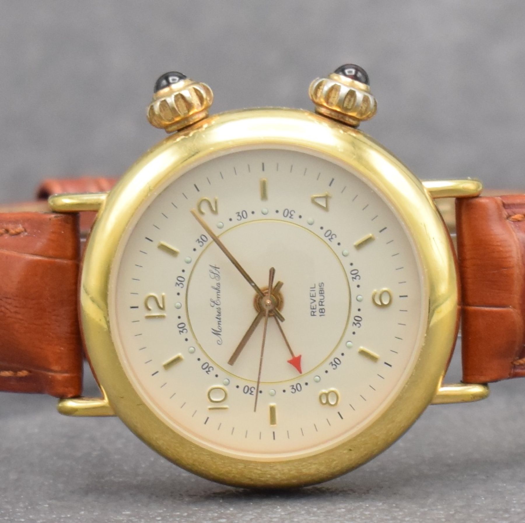 Detail a: EMKA Armbandwecker, Handaufzug, Schweiz um 1990, verg. Metallgeh., beids. vergl., Boden aufgedr., Anz. v. Std., Min., Zentralsek. & Weckzeit, 18 St., ...