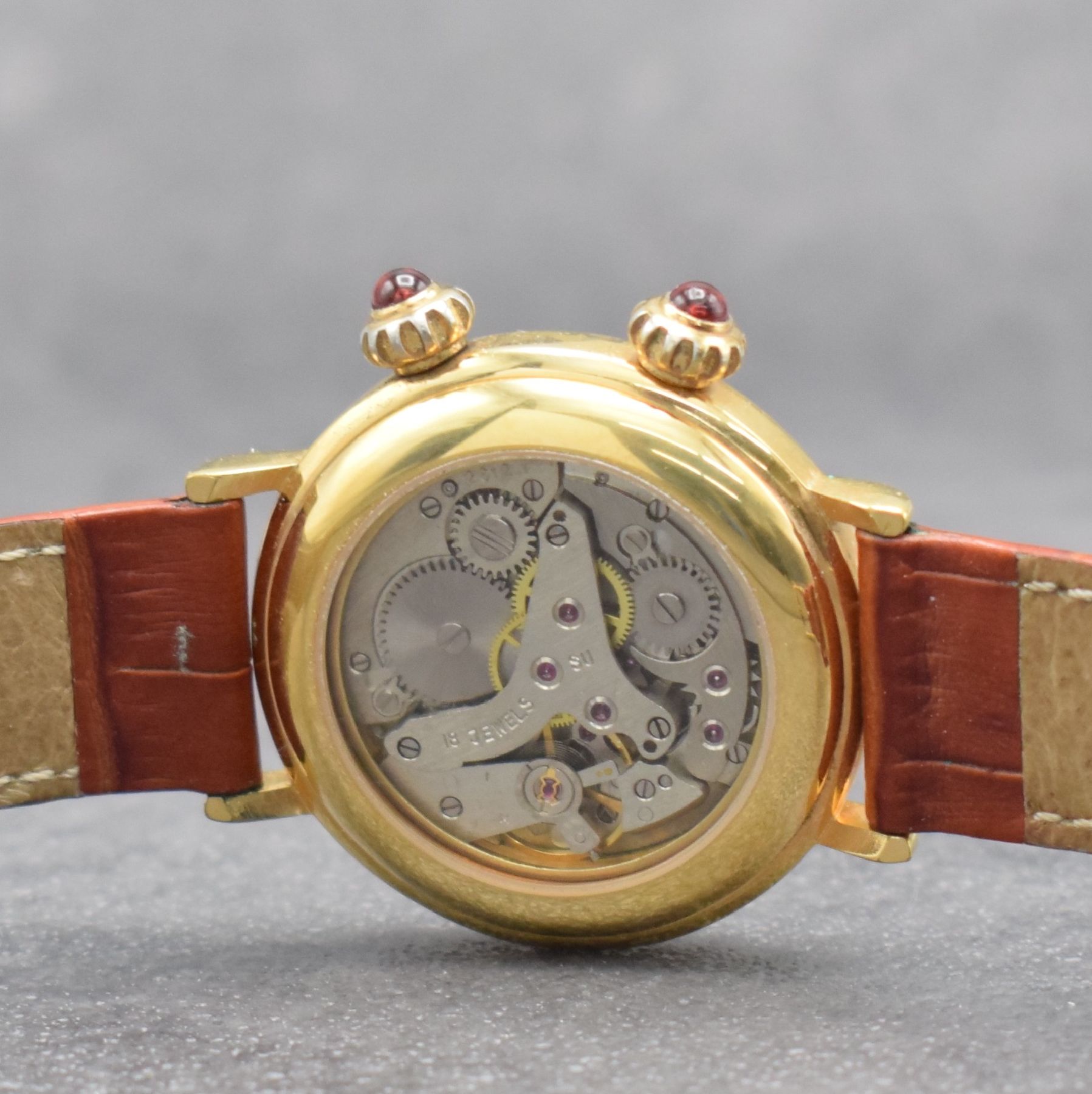 Detail e: EMKA Armbandwecker, Handaufzug, Schweiz um 1990, verg. Metallgeh., beids. vergl., Boden aufgedr., Anz. v. Std., Min., Zentralsek. & Weckzeit, 18 St., ...