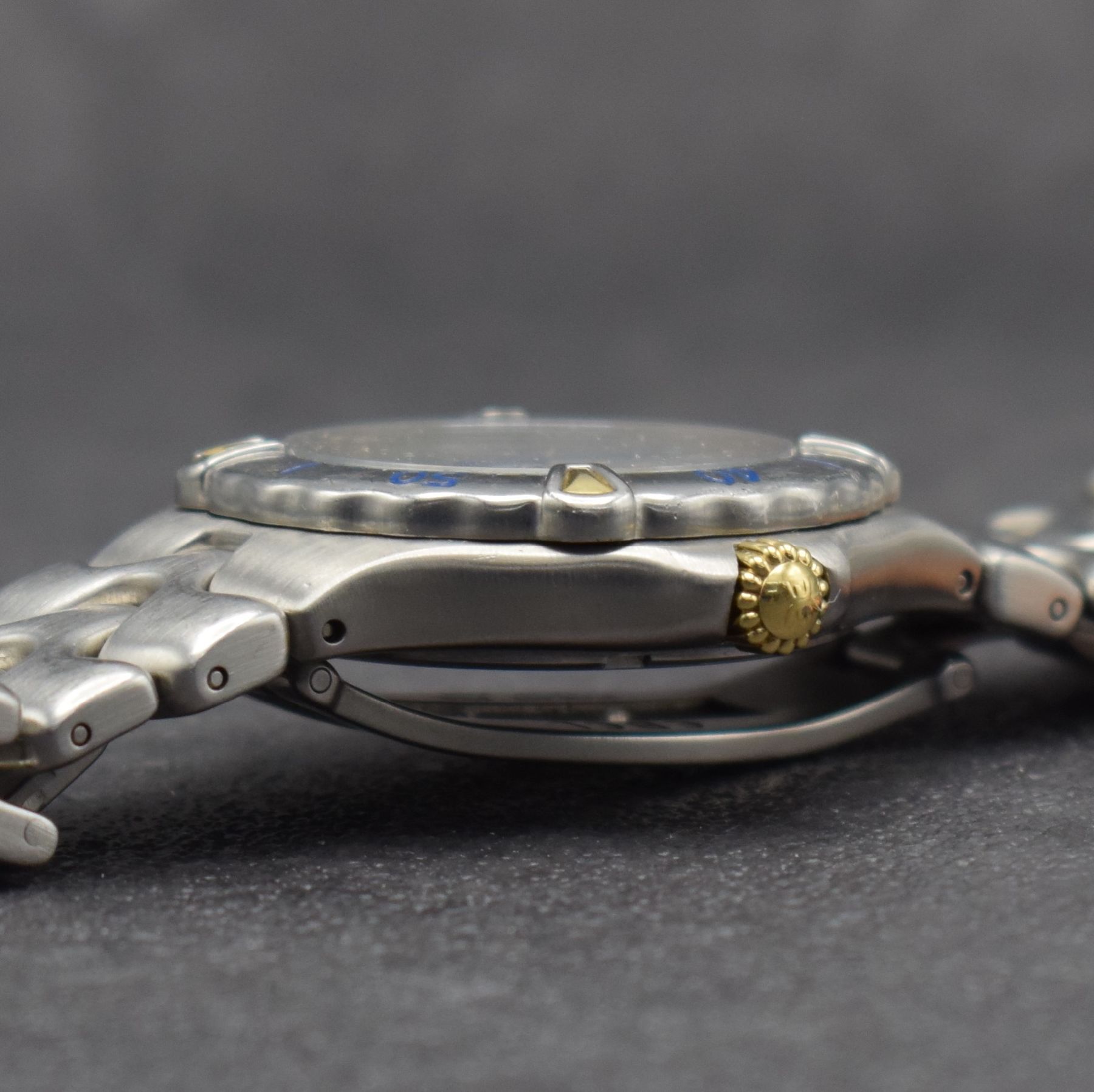 Detail e: EBEL Sportwave Armbanduhr, quarz, Ref. 6187531, verschr. Geh. in Stahl inkl. Gliederband. m. dopp. Faltschl., Reiter der Lünette & Krone in Gold, ...