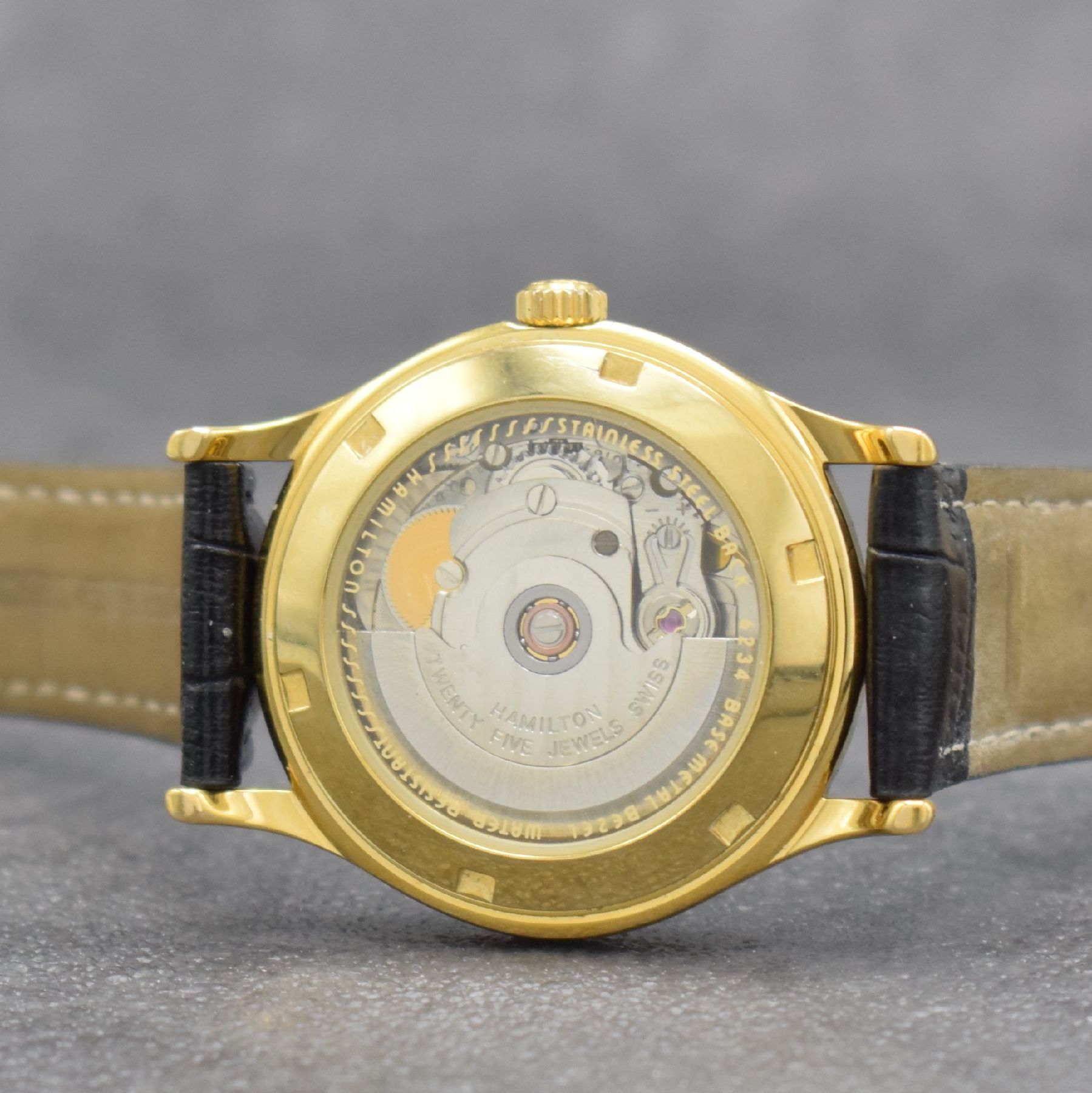 Detail e: HAMILTON Herrenarmbanduhr, Automatik, Schweiz um 2010, verg. Metallgeh., Edelstahlboden verschr., beids. vergl., emailfarb. Zifferbl. m. aufgel. ...