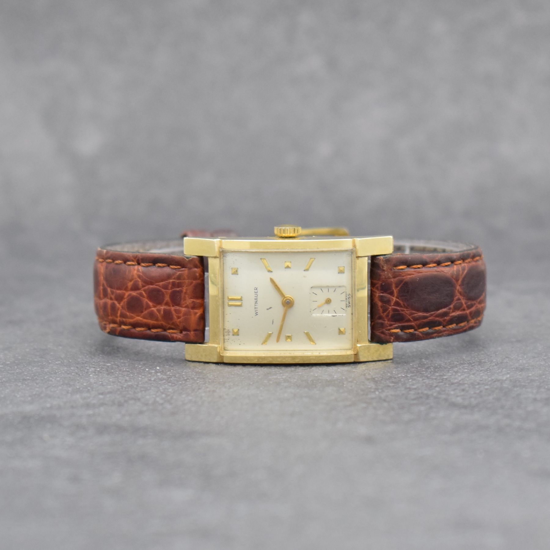WITTNAUER rechteckige Herrenarmbanduhr in GG 585/000, Schweiz/USA um 1950, 2-teil. Geh., vers. Blatt m. gold. Ind. fl., gold. Zeiger, rhod. Formwerk, ...