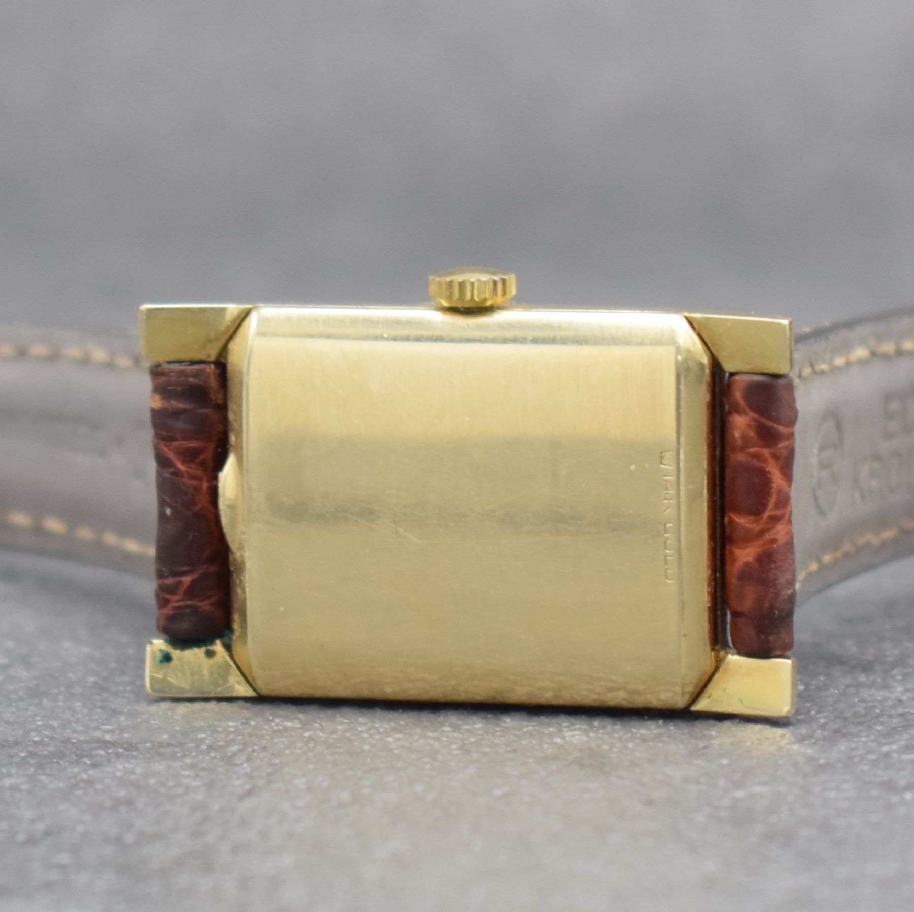 Detail d: WITTNAUER rechteckige Herrenarmbanduhr in GG 585/000, Schweiz/USA um 1950, 2-teil. Geh., vers. Blatt m. gold. Ind. fl., gold. Zeiger, rhod. Formwerk, ...