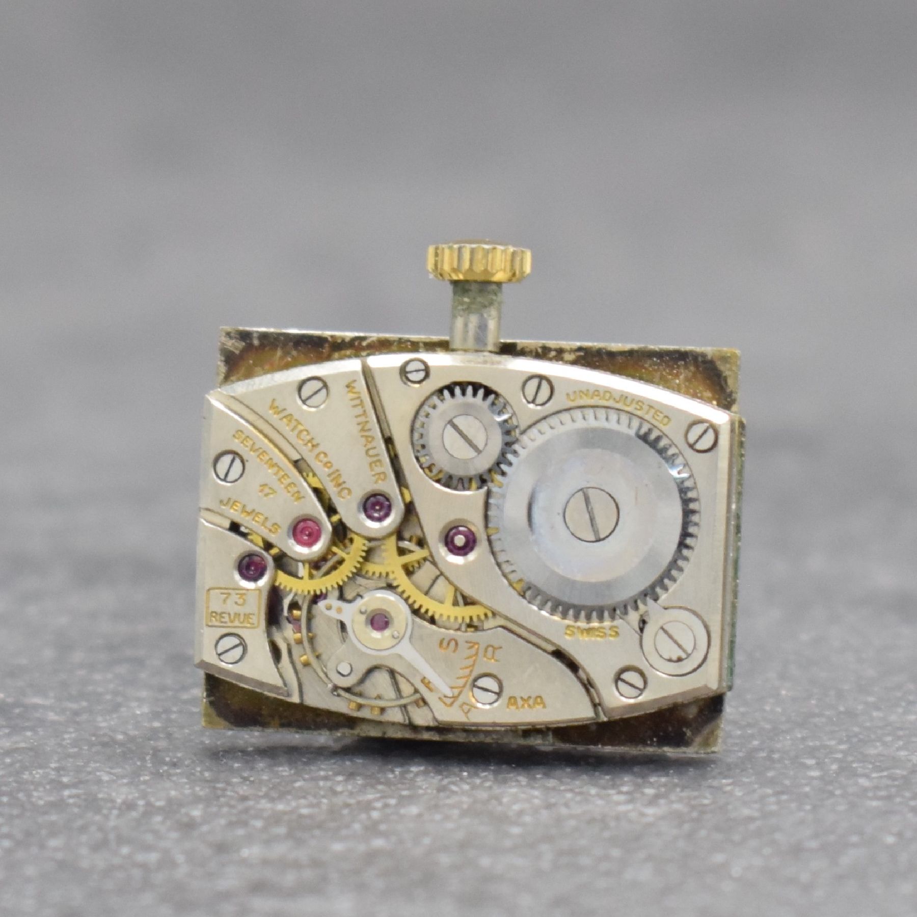 Detail e: WITTNAUER rechteckige Herrenarmbanduhr in GG 585/000, Schweiz/USA um 1950, 2-teil. Geh., vers. Blatt m. gold. Ind. fl., gold. Zeiger, rhod. Formwerk, ...