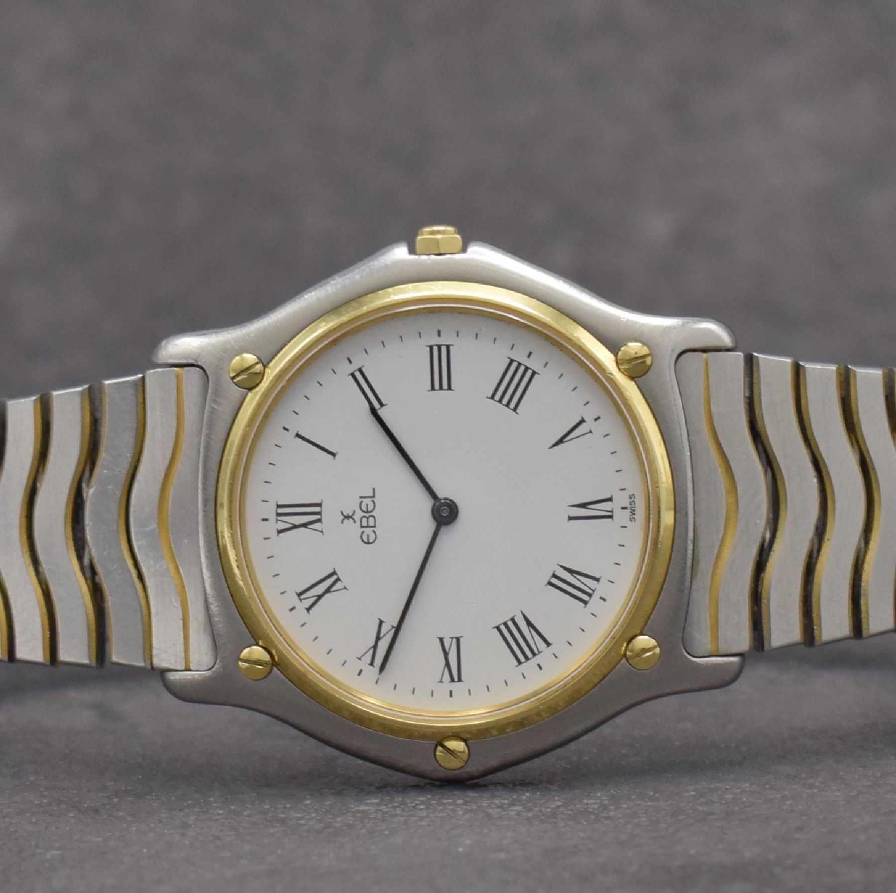 Detail a: EBEL Sport Classique Armbanduhr, Schweiz um 1985, quarz, Stülpgeh. in Edelstahl, Lünette in GG, Stahlbd. stark verschl., weißes Zifferbl. m. röm. ...