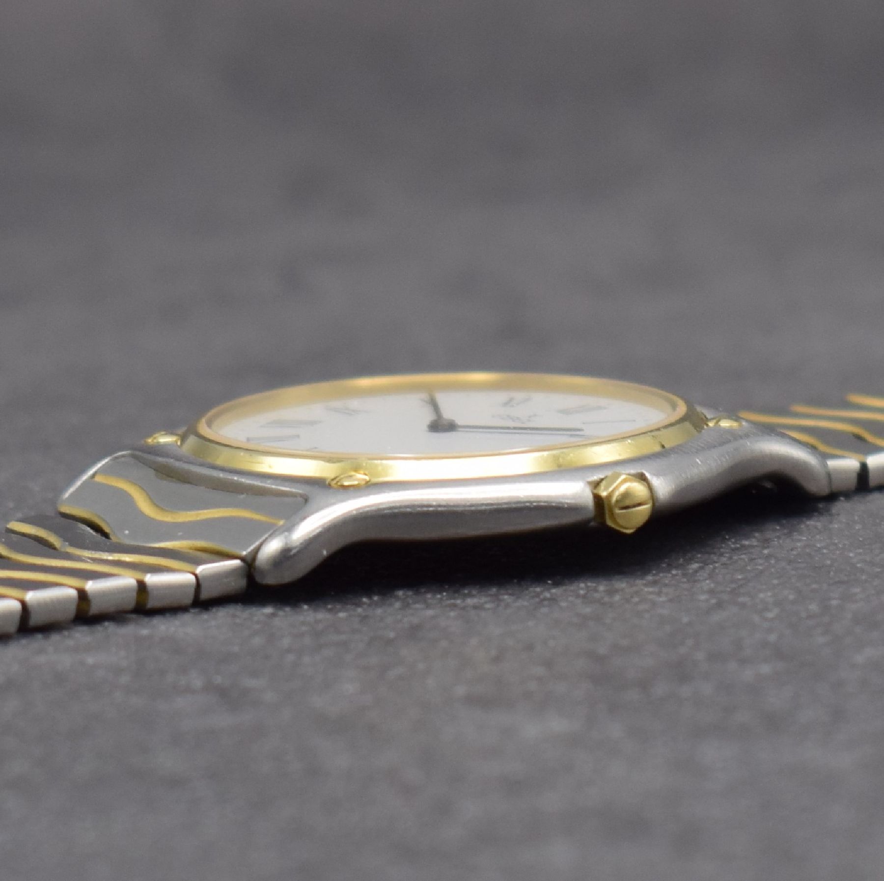Detail e: EBEL Sport Classique Armbanduhr, Schweiz um 1985, quarz, Stülpgeh. in Edelstahl, Lünette in GG, Stahlbd. stark verschl., weißes Zifferbl. m. röm. ...