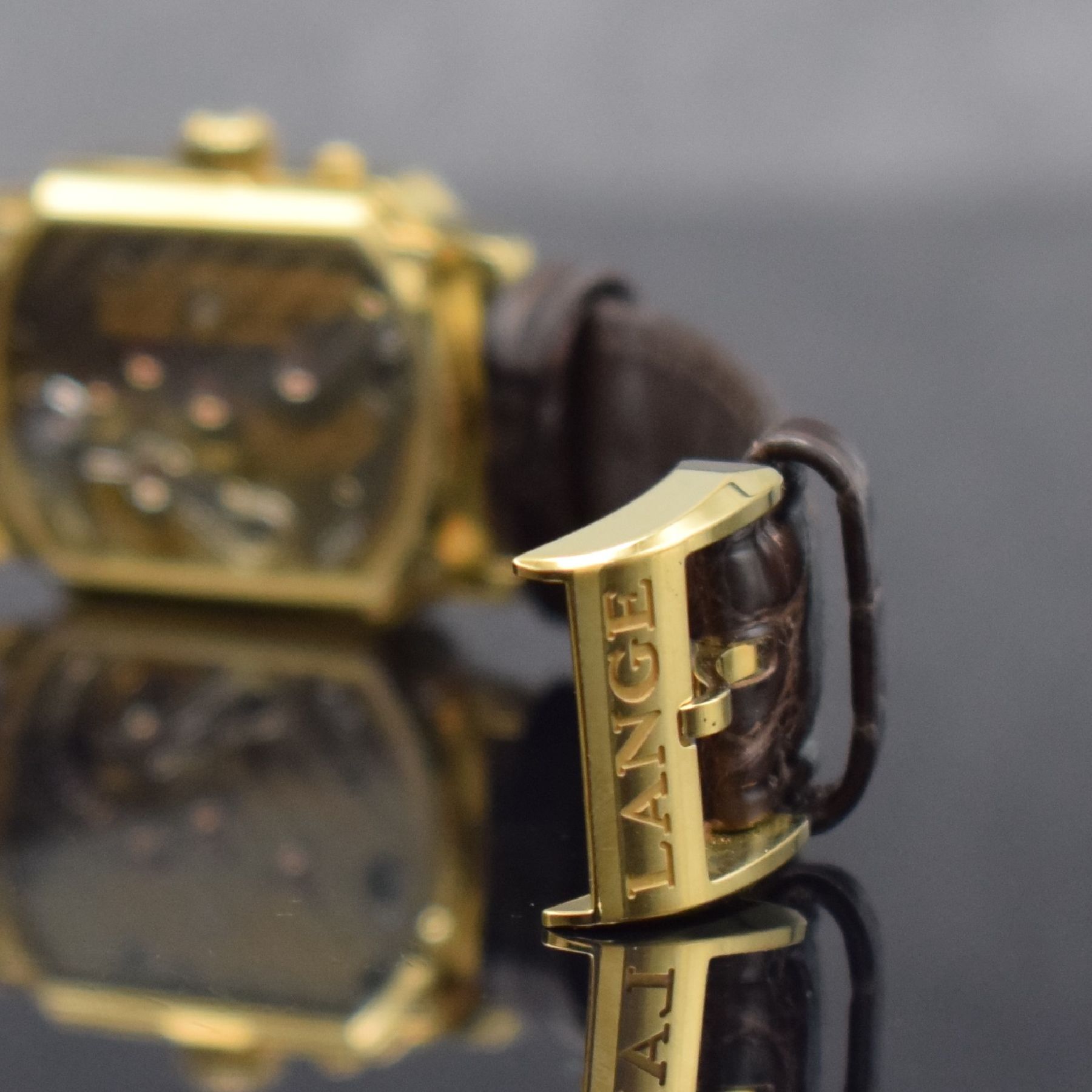 Detail d: A. LANGE & SÖHNE Arkade seltene Damenarmbanduhr in GG 750/000 Ref. 103.021, Deutschland um 2000, Handaufzug, beids. vergl. Geh., Boden 4-fach ...