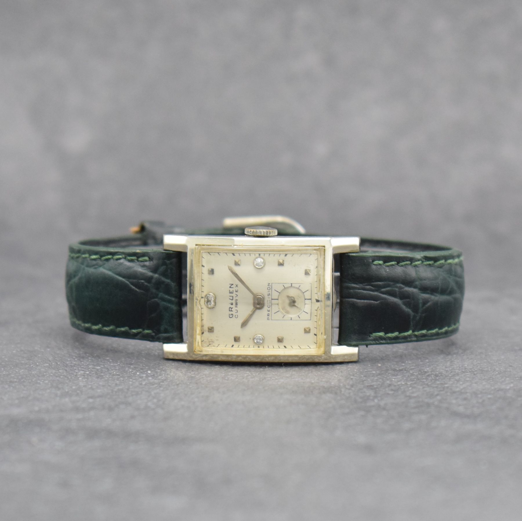 GRUEN Curvex Precision Herrenarmbanduhr in WG 585/000, Schweiz/USA um 1940, Handaufzug, in sich gewölbter Boden aufgedr., 2-flächiges Glas, vers. ...