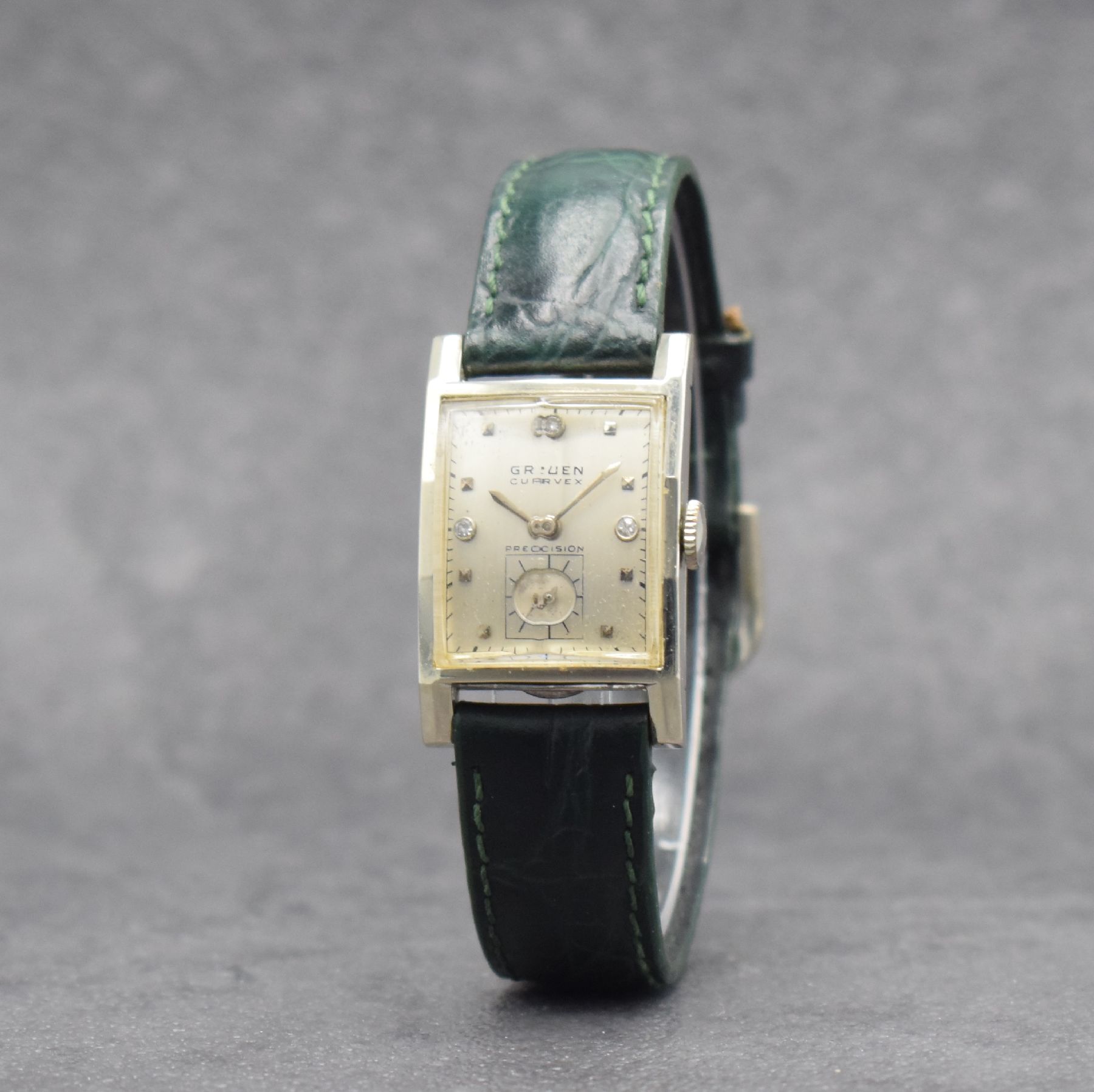 Detail b: GRUEN Curvex Precision Herrenarmbanduhr in WG 585/000, Schweiz/USA um 1940, Handaufzug, in sich gewölbter Boden aufgedr., 2-flächiges Glas, vers. ...