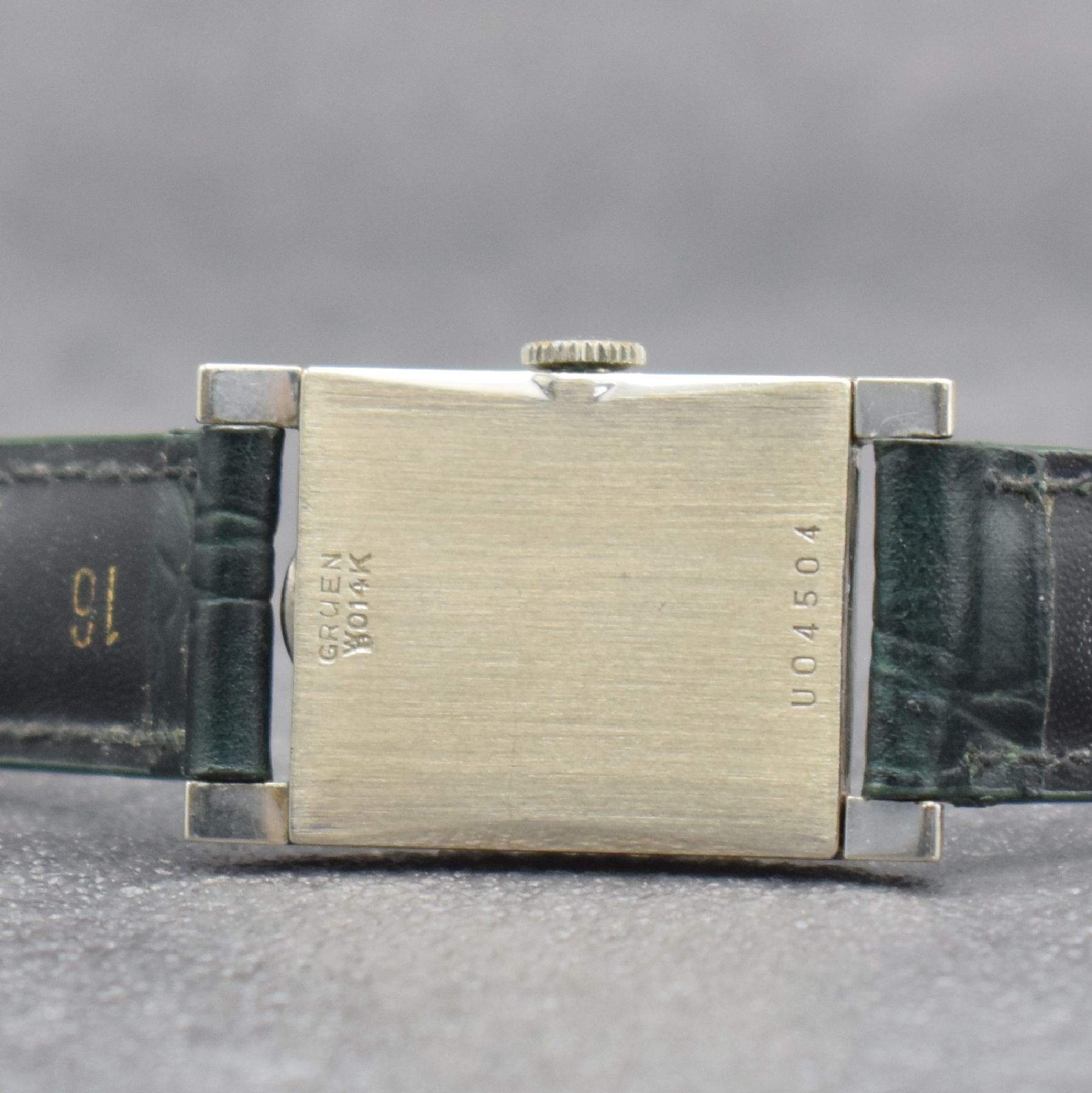 Detail d: GRUEN Curvex Precision Herrenarmbanduhr in WG 585/000, Schweiz/USA um 1940, Handaufzug, in sich gewölbter Boden aufgedr., 2-flächiges Glas, vers. ...