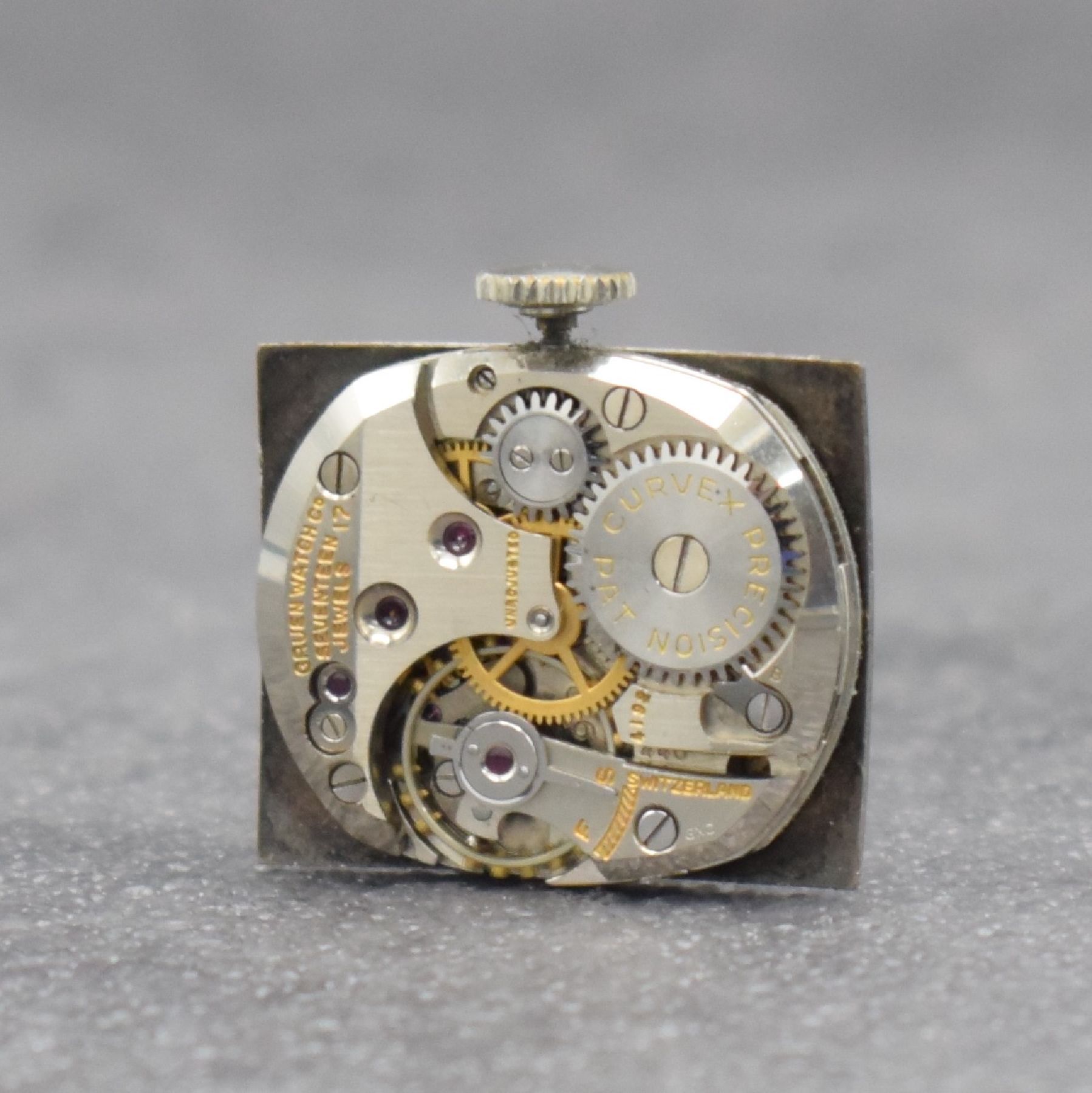 Detail e: GRUEN Curvex Precision Herrenarmbanduhr in WG 585/000, Schweiz/USA um 1940, Handaufzug, in sich gewölbter Boden aufgedr., 2-flächiges Glas, vers. ...