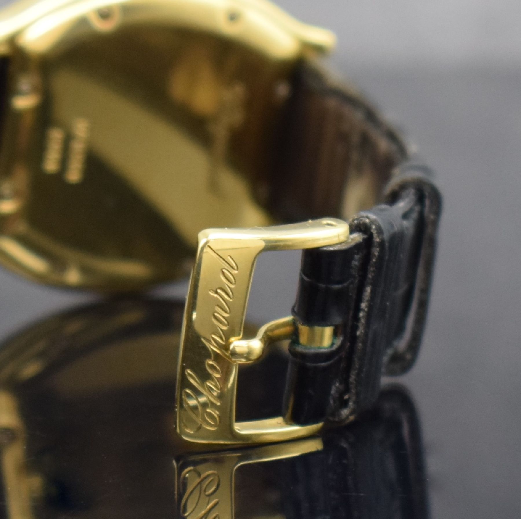 Detail d: CHOPARD Tonneau Power Reserve Herrenarmbanduhr in GG 750/000, Schweiz um 1998, Handaufzug,Ref. 2248, 2-teil. Geh., Boden 8-fach verschr., Lederband ...