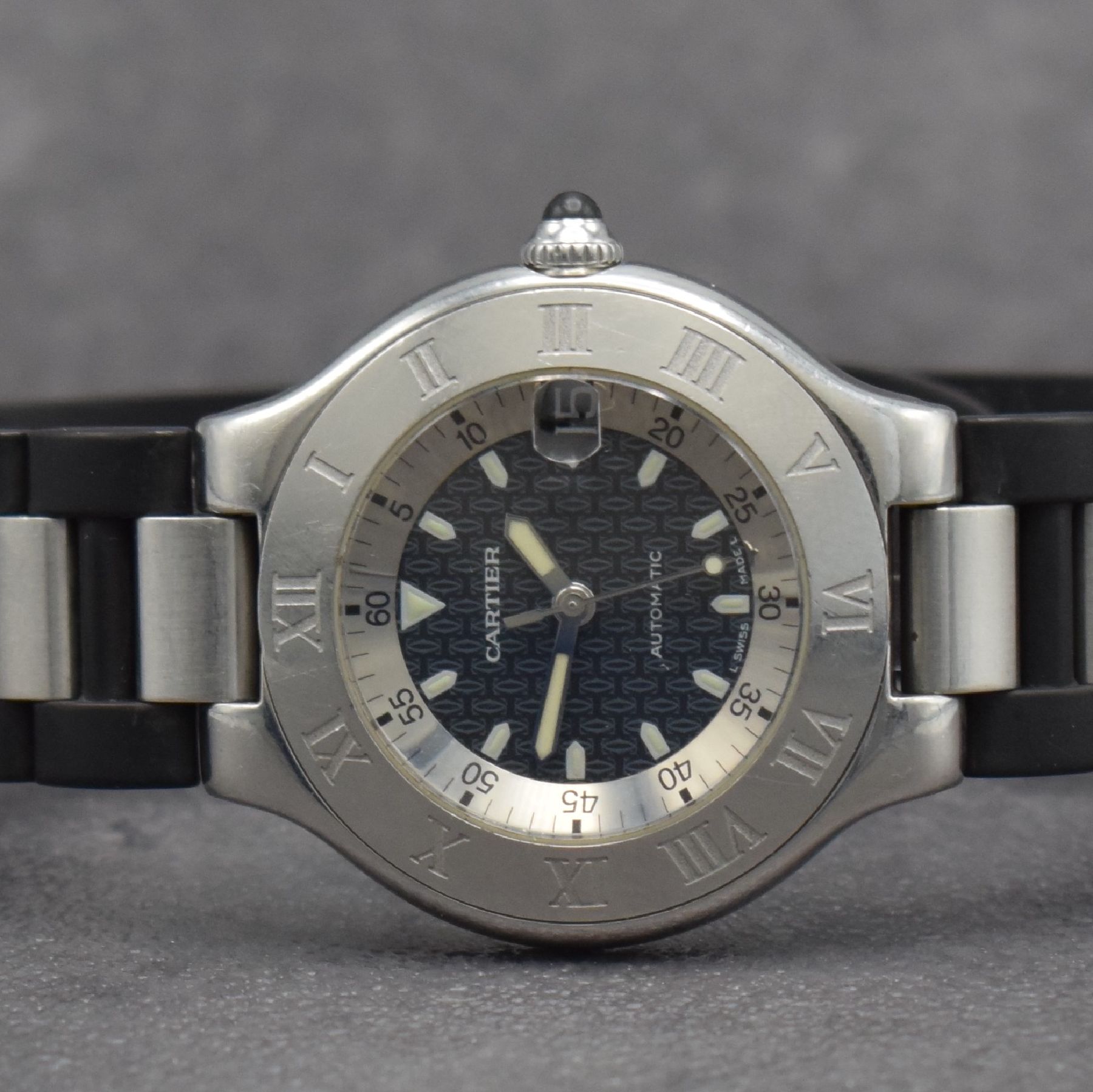 Detail a: CARTIER 21 Autoscaph Armbanduhr, Schweiz um 2000, Automatik, Edelstahlgeh., Boden 6-fach verschr., Lünette m. röm. Zahlen, Kautschukband rissig/zu ...