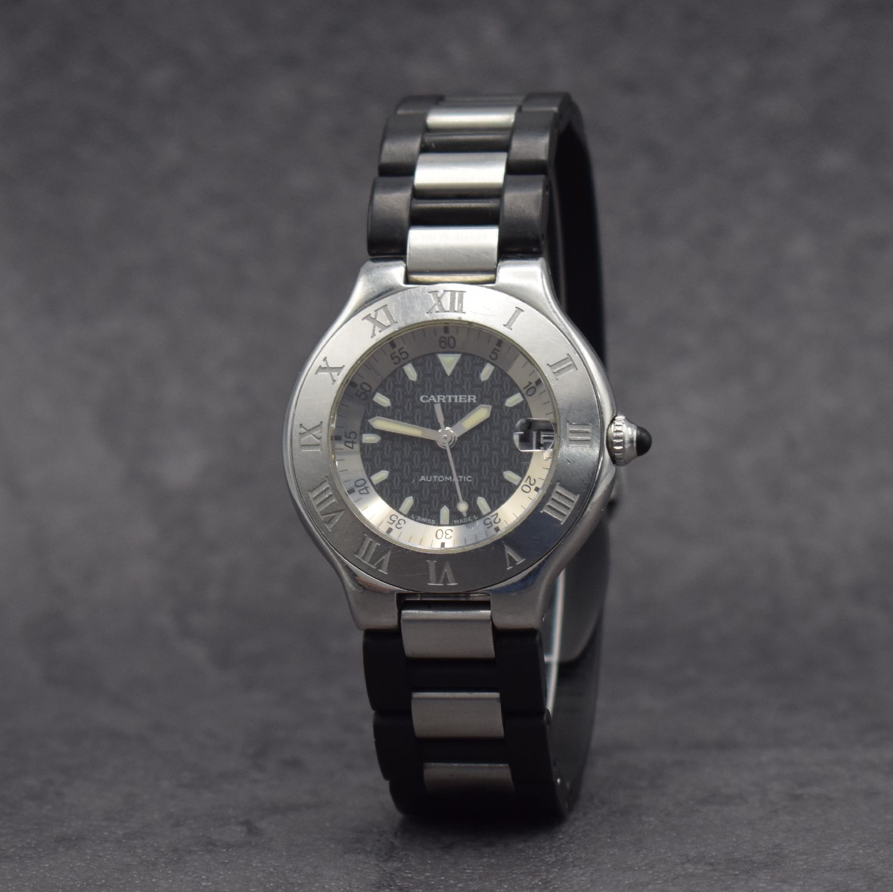 Detail b: CARTIER 21 Autoscaph Armbanduhr, Schweiz um 2000, Automatik, Edelstahlgeh., Boden 6-fach verschr., Lünette m. röm. Zahlen, Kautschukband rissig/zu ...