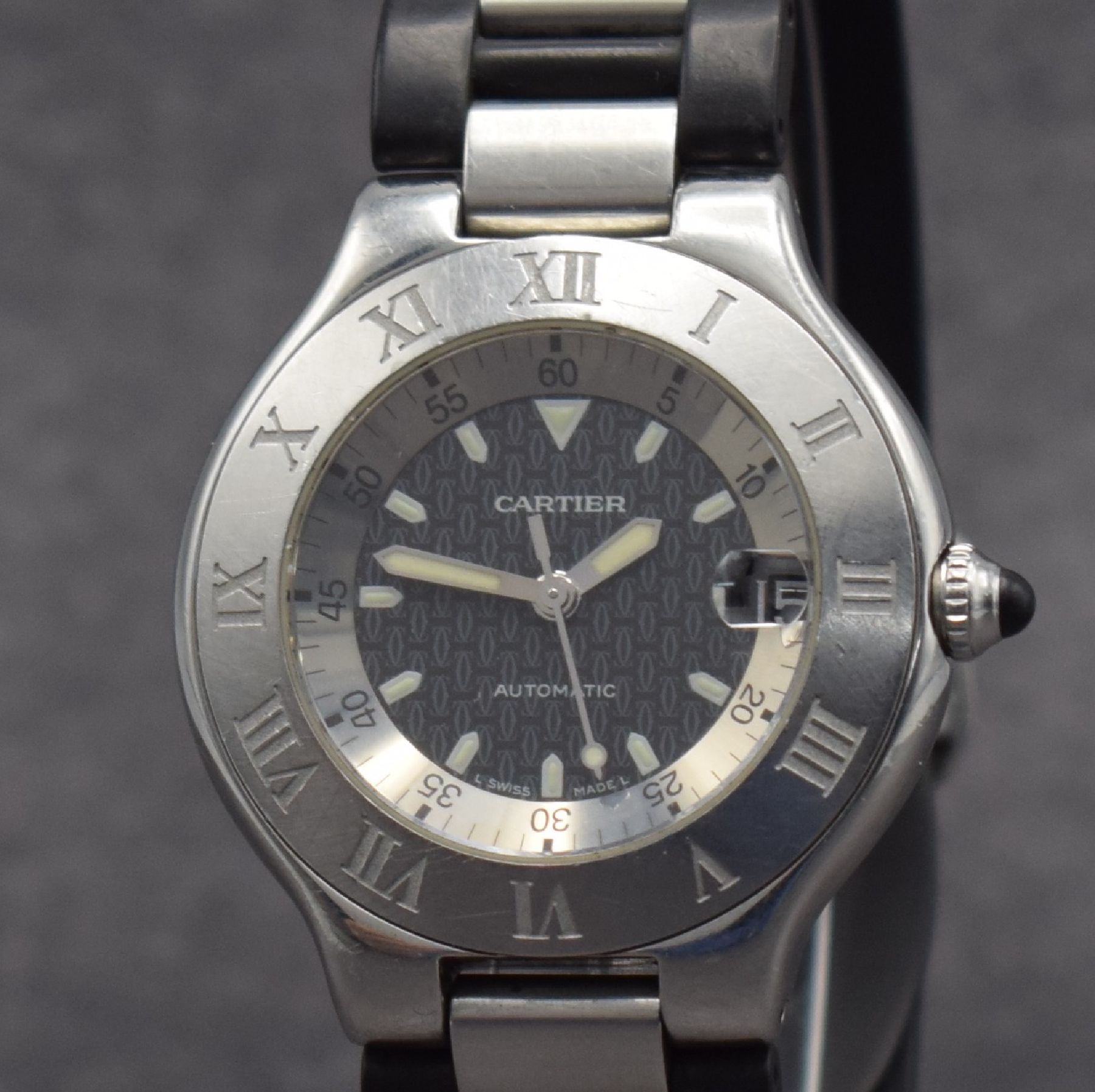 Detail c: CARTIER 21 Autoscaph Armbanduhr, Schweiz um 2000, Automatik, Edelstahlgeh., Boden 6-fach verschr., Lünette m. röm. Zahlen, Kautschukband rissig/zu ...