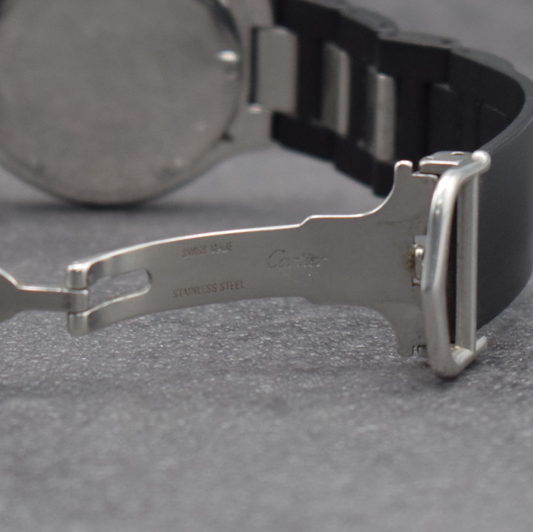 Detail d: CARTIER 21 Autoscaph Armbanduhr, Schweiz um 2000, Automatik, Edelstahlgeh., Boden 6-fach verschr., Lünette m. röm. Zahlen, Kautschukband rissig/zu ...