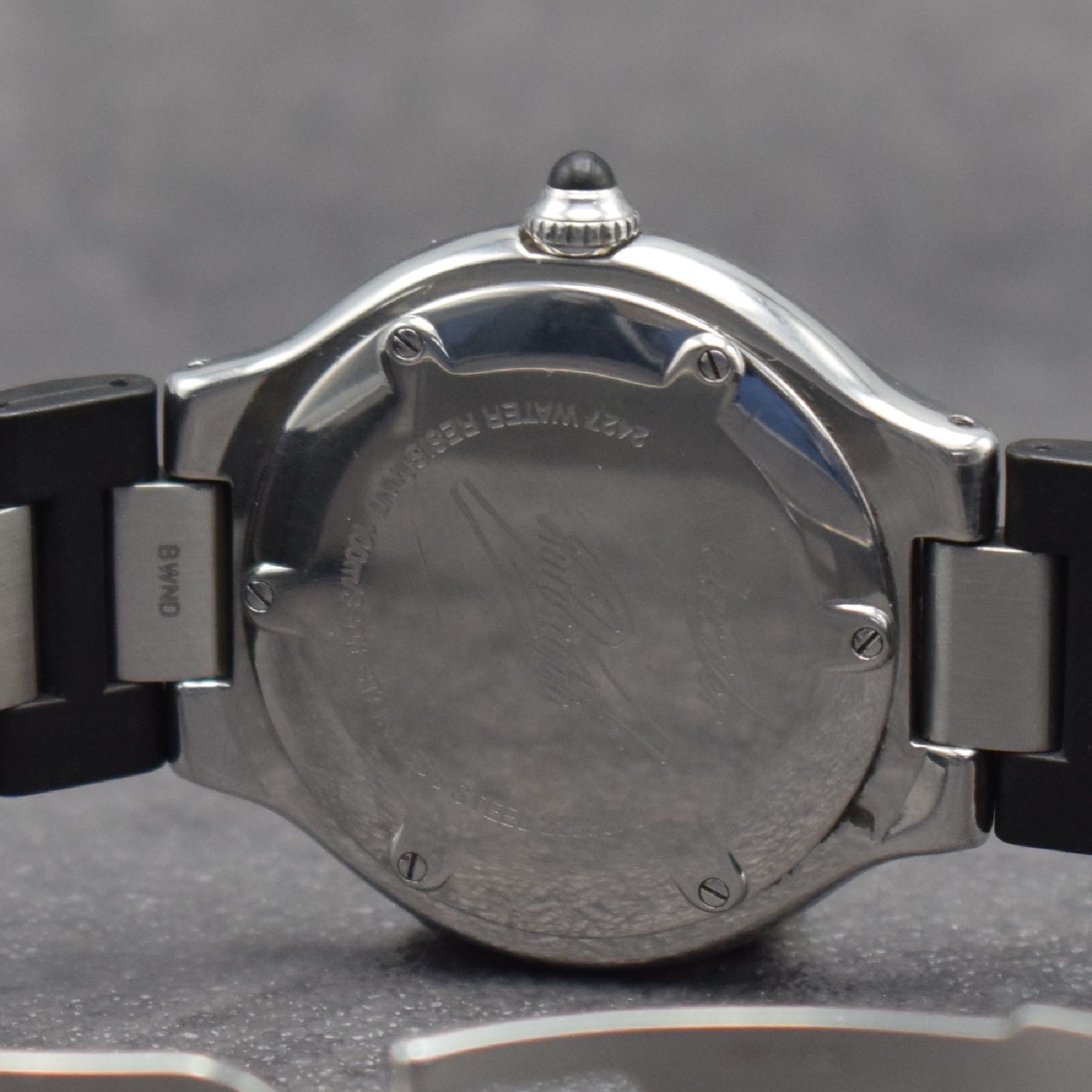 Detail e: CARTIER 21 Autoscaph Armbanduhr, Schweiz um 2000, Automatik, Edelstahlgeh., Boden 6-fach verschr., Lünette m. röm. Zahlen, Kautschukband rissig/zu ...