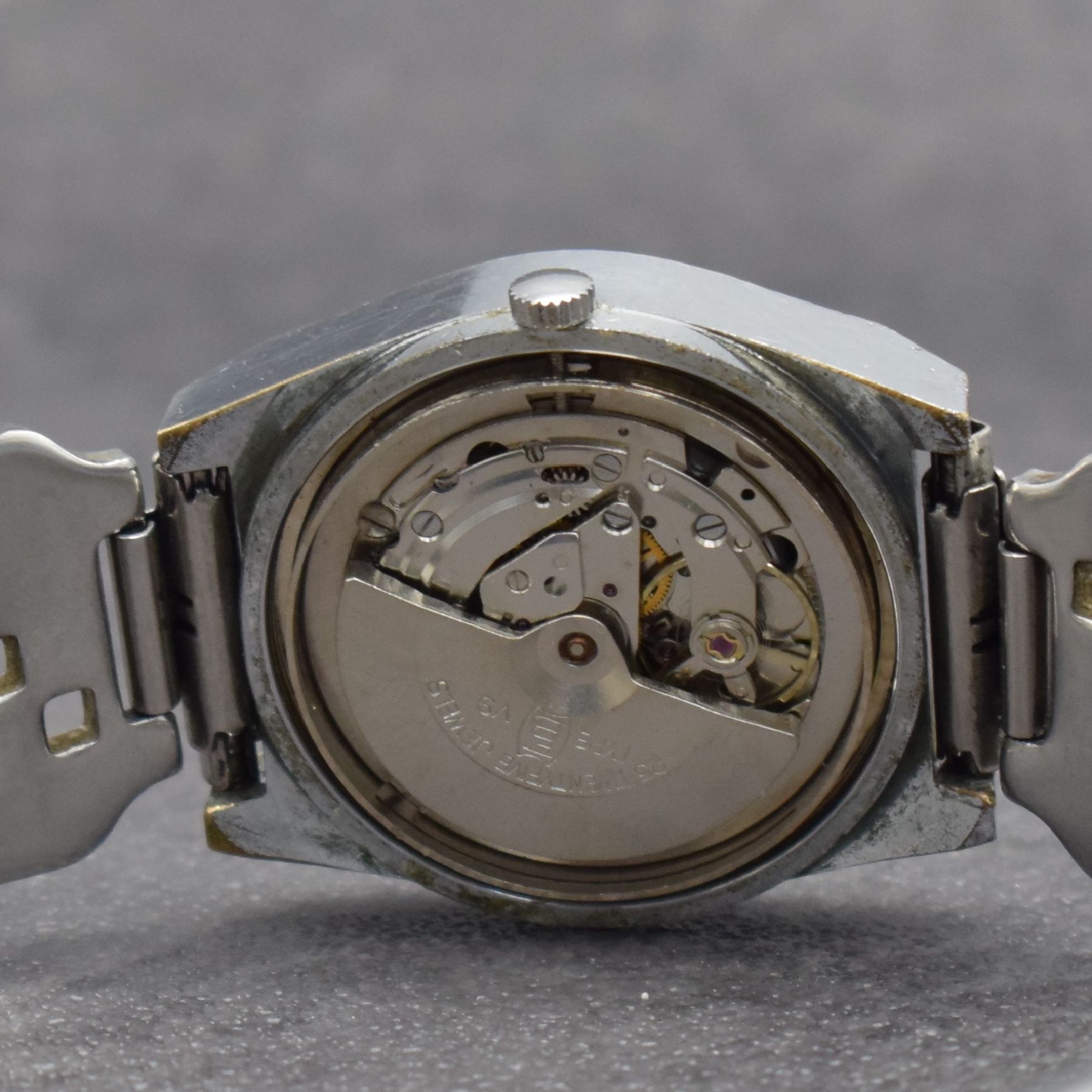 Detail e: PROVITA Herrenarmbanduhr mit digitaler Anzeige, Schweiz um 1970, Automatik, verchr. Geh., Stahlboden aufgedr., neutr. Stahlband später, digit. ...