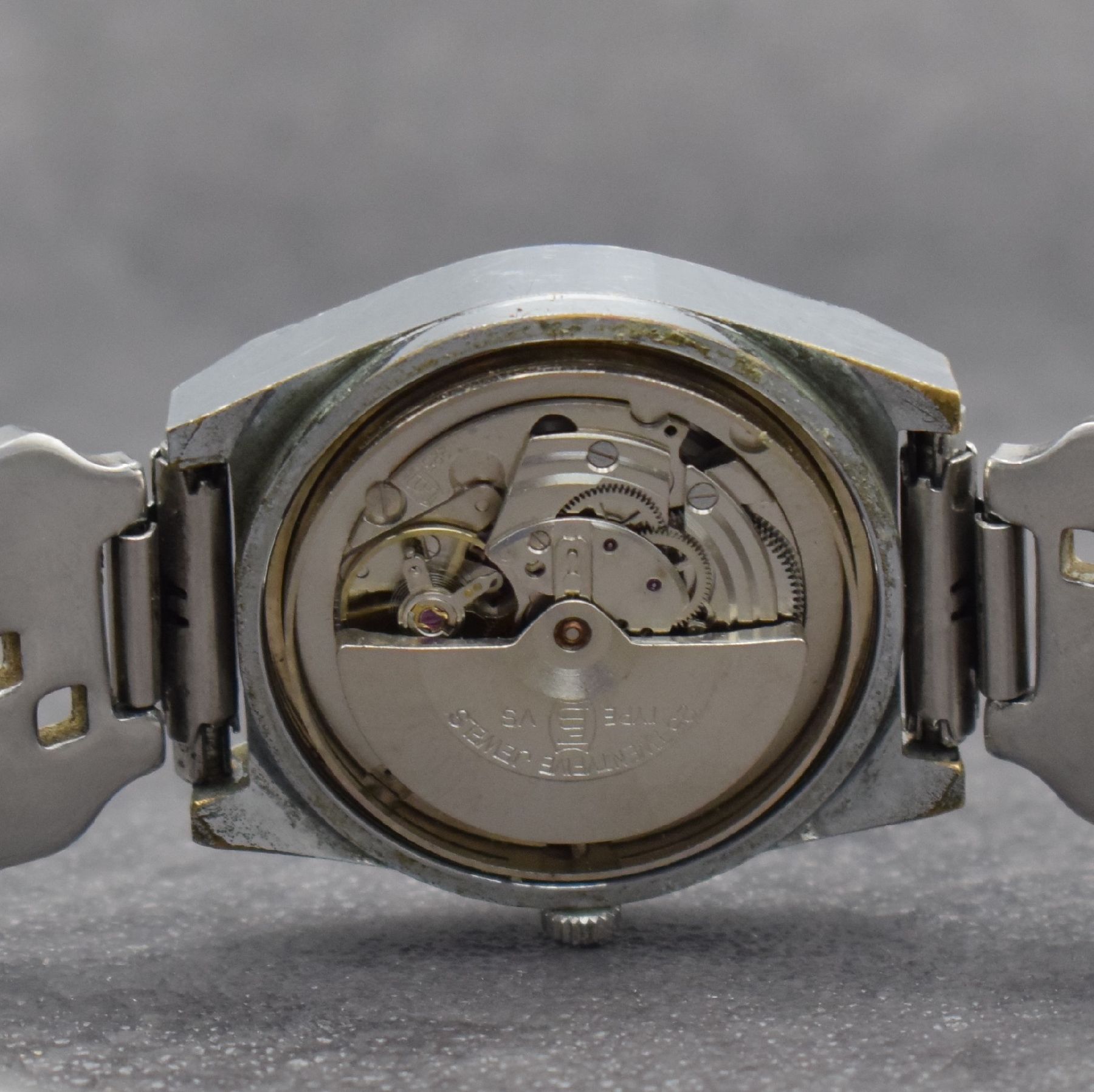 Detail f: PROVITA Herrenarmbanduhr mit digitaler Anzeige, Schweiz um 1970, Automatik, verchr. Geh., Stahlboden aufgedr., neutr. Stahlband später, digit. ...