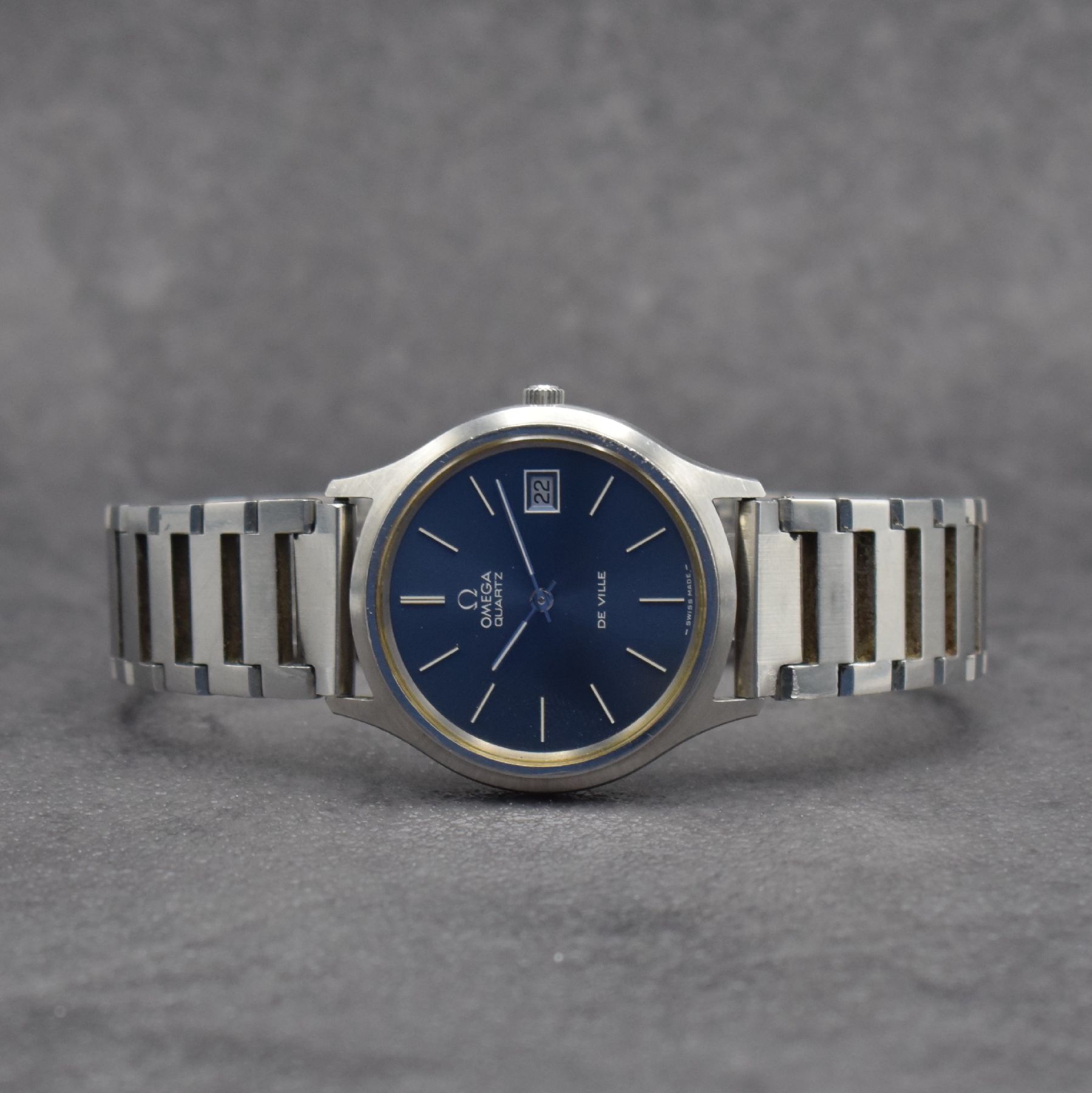 OMEGA De Ville Herrenarmbanduhr in Stahl, Schweiz um 1978, quarz, 2-teil. Geh., Boden aufgedr., Stahlband später, graues Zifferbl. m. aufges. ...