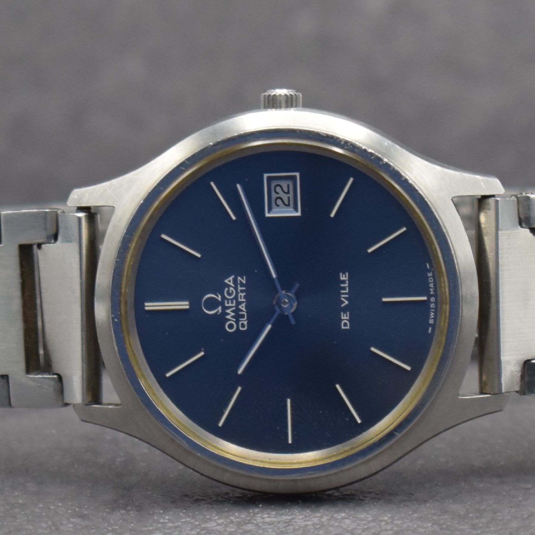 Detail a: OMEGA De Ville Herrenarmbanduhr in Stahl, Schweiz um 1978, quarz, 2-teil. Geh., Boden aufgedr., Stahlband später, graues Zifferbl. m. aufges. ...