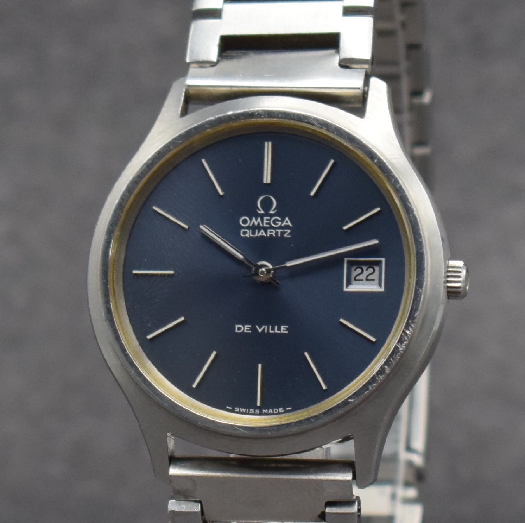 Detail c: OMEGA De Ville Herrenarmbanduhr in Stahl, Schweiz um 1978, quarz, 2-teil. Geh., Boden aufgedr., Stahlband später, graues Zifferbl. m. aufges. ...