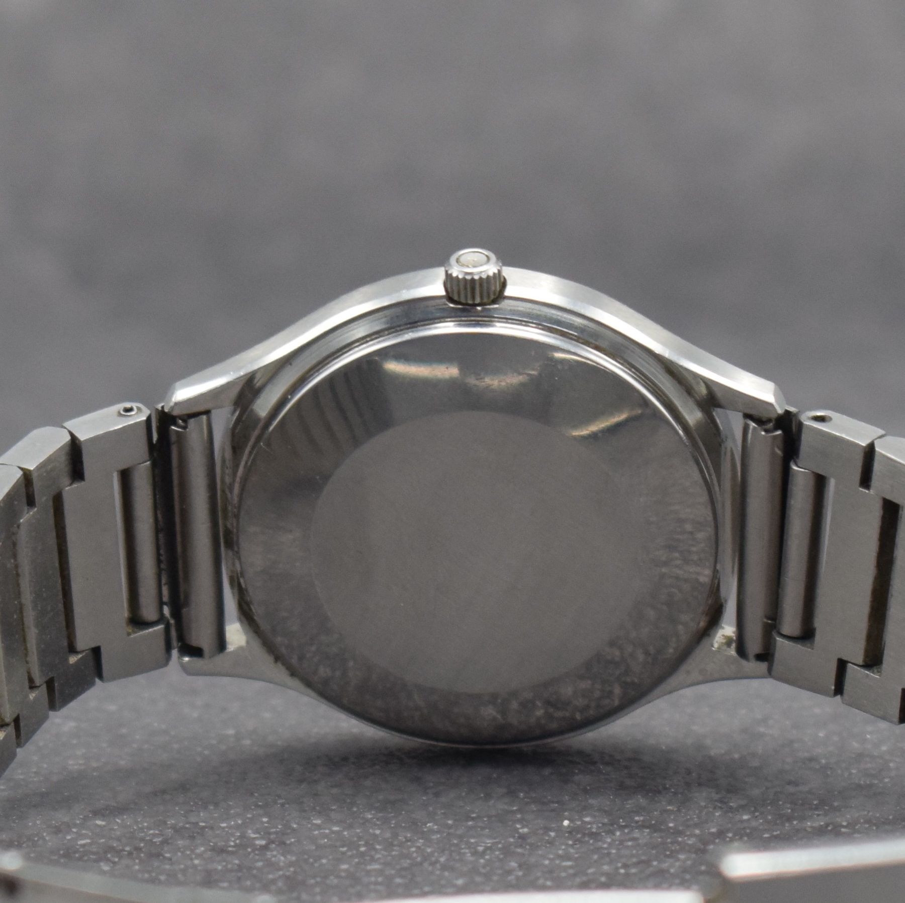 Detail e: OMEGA De Ville Herrenarmbanduhr in Stahl, Schweiz um 1978, quarz, 2-teil. Geh., Boden aufgedr., Stahlband später, graues Zifferbl. m. aufges. ...
