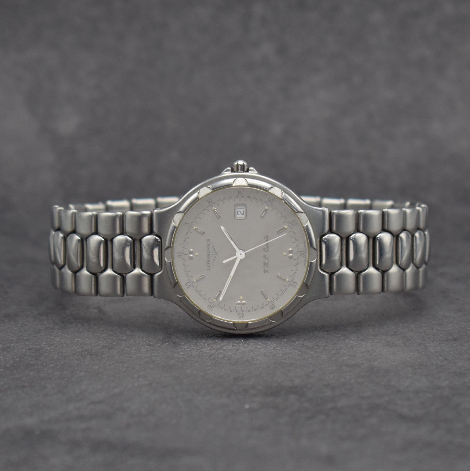 LONGINES Conquest Herrenarmbanduhr in Stahl, Schweiz um 1985, quarz, Boden aufgedr., Gliederband m. dopp. Faltschl., silb. Zifferbl. m. aufges. ...