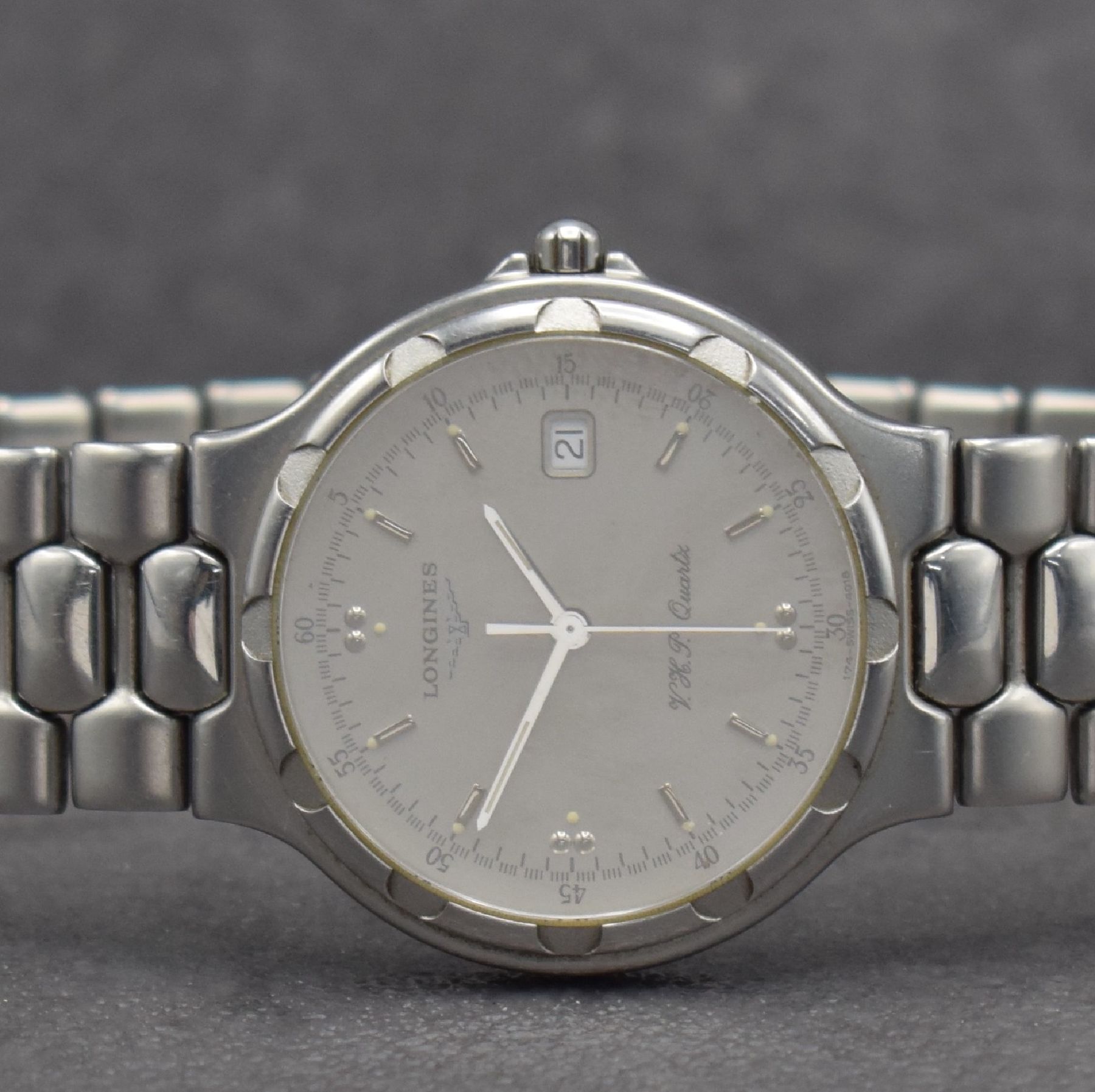 Detail a: LONGINES Conquest Herrenarmbanduhr in Stahl, Schweiz um 1985, quarz, Boden aufgedr., Gliederband m. dopp. Faltschl., silb. Zifferbl. m. aufges. ...