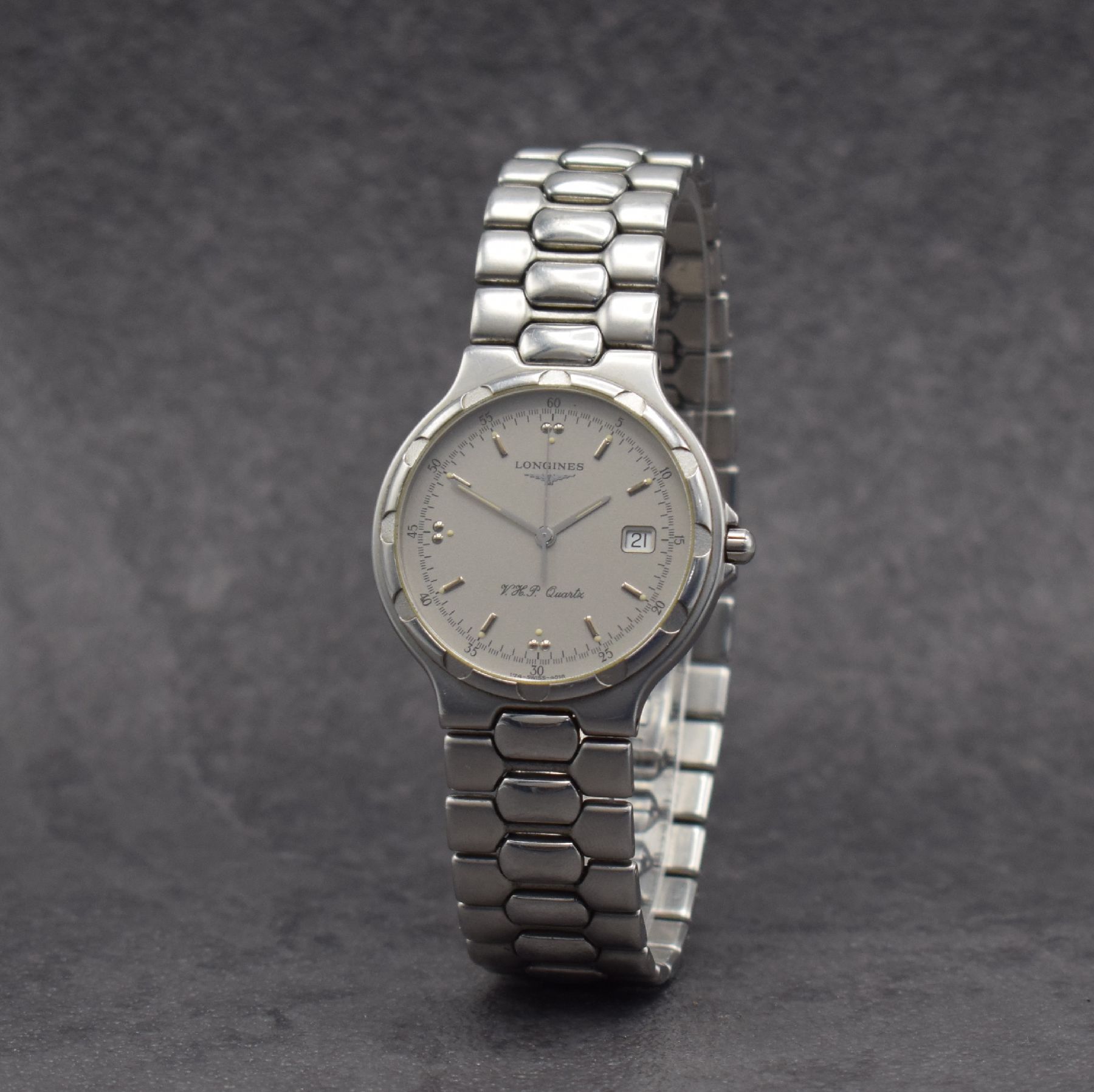 Detail b: LONGINES Conquest Herrenarmbanduhr in Stahl, Schweiz um 1985, quarz, Boden aufgedr., Gliederband m. dopp. Faltschl., silb. Zifferbl. m. aufges. ...